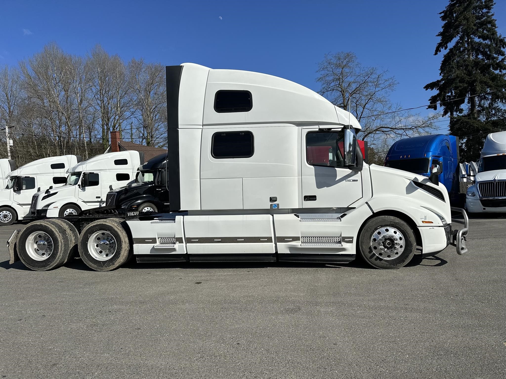 2021 VOLVO VNL64T860 - image 4 of 6