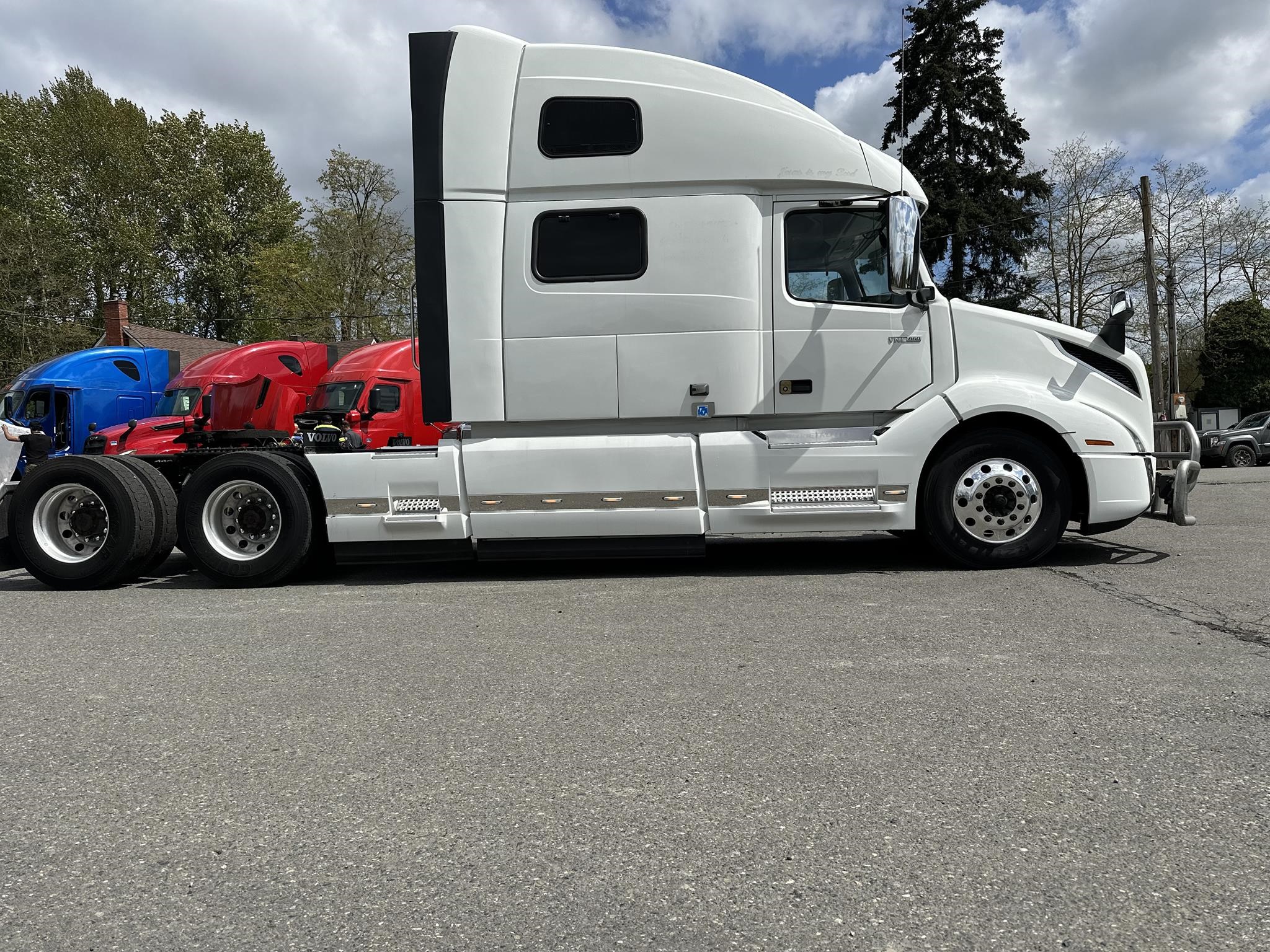 2021 VOLVO VNL64T860 - image 4 of 6