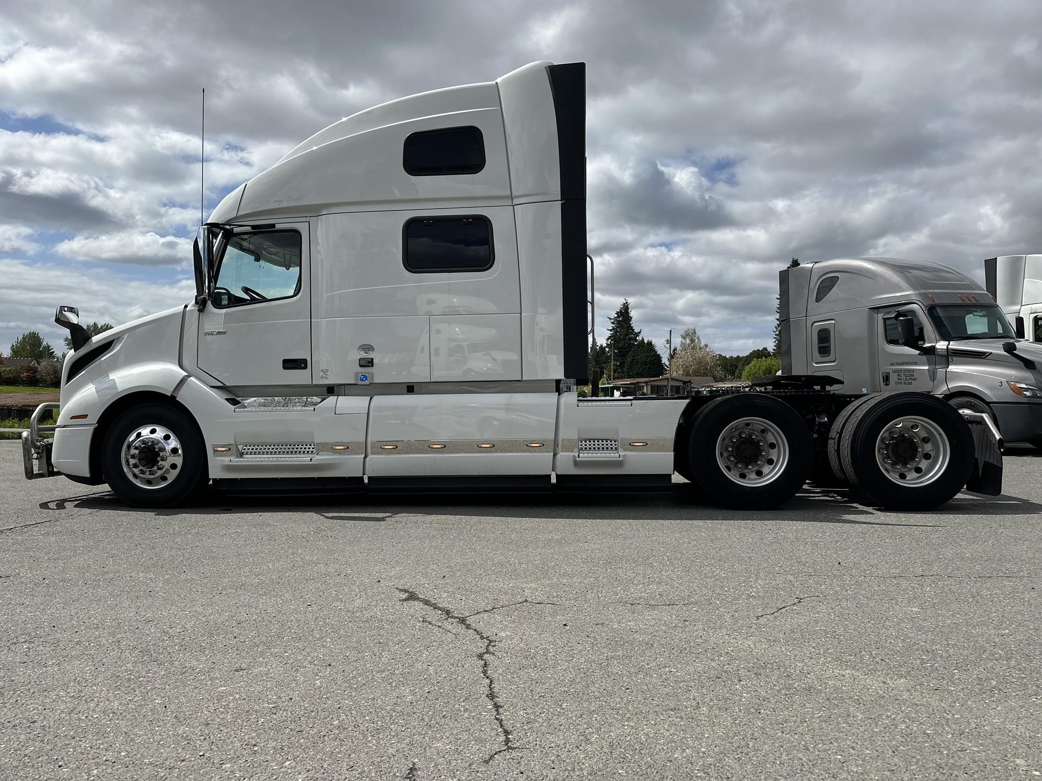 2021 VOLVO VNL64T860 - image 5 of 6