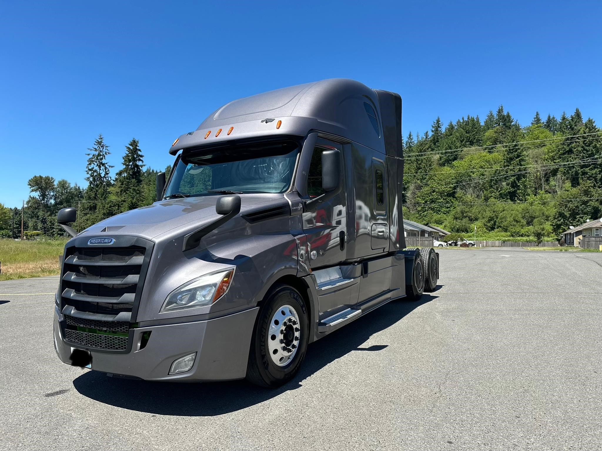 2022 FREIGHTLINER CASCADIA 126 - image 1 of 6