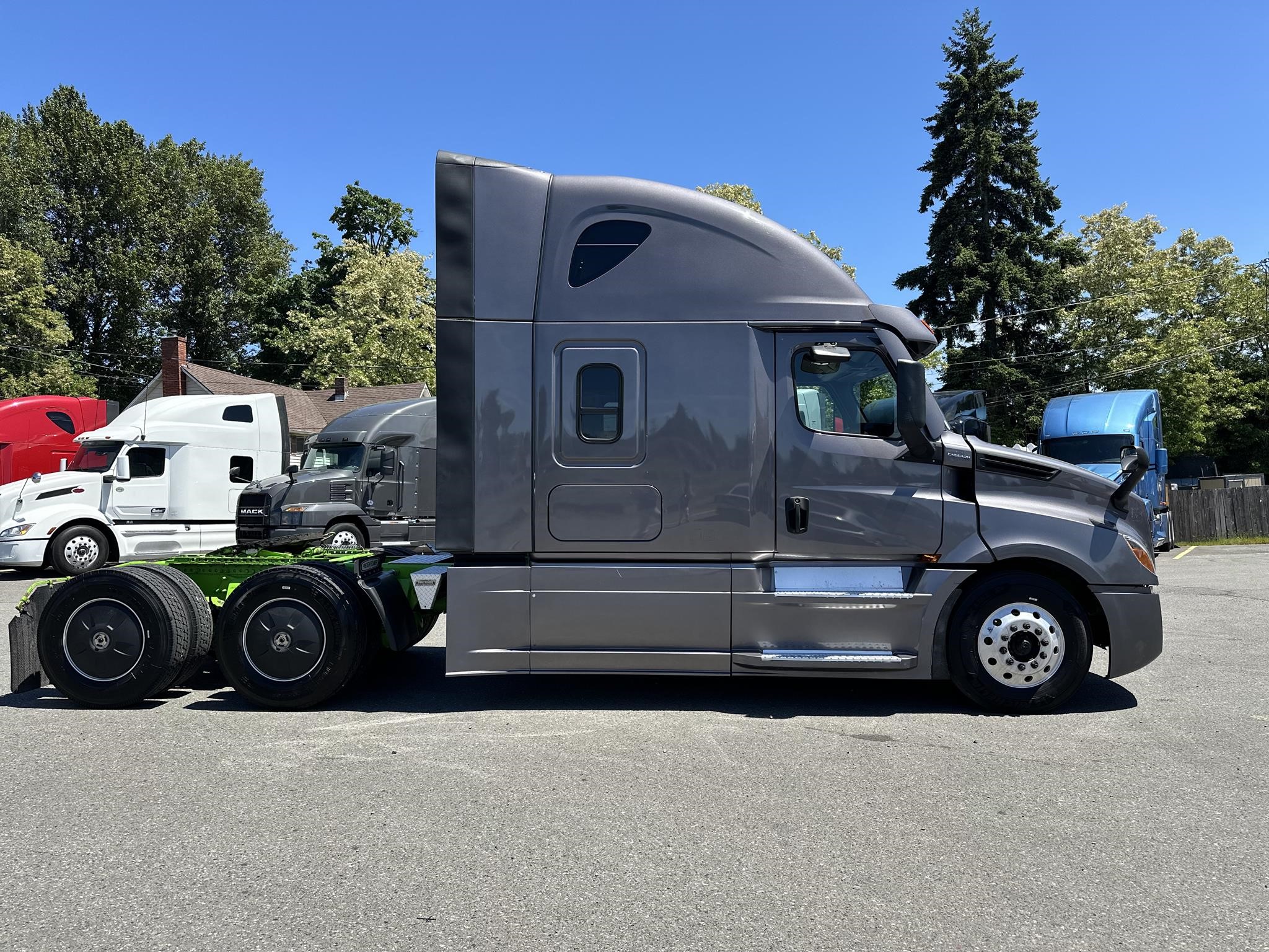 2022 FREIGHTLINER CASCADIA 126 - image 4 of 6