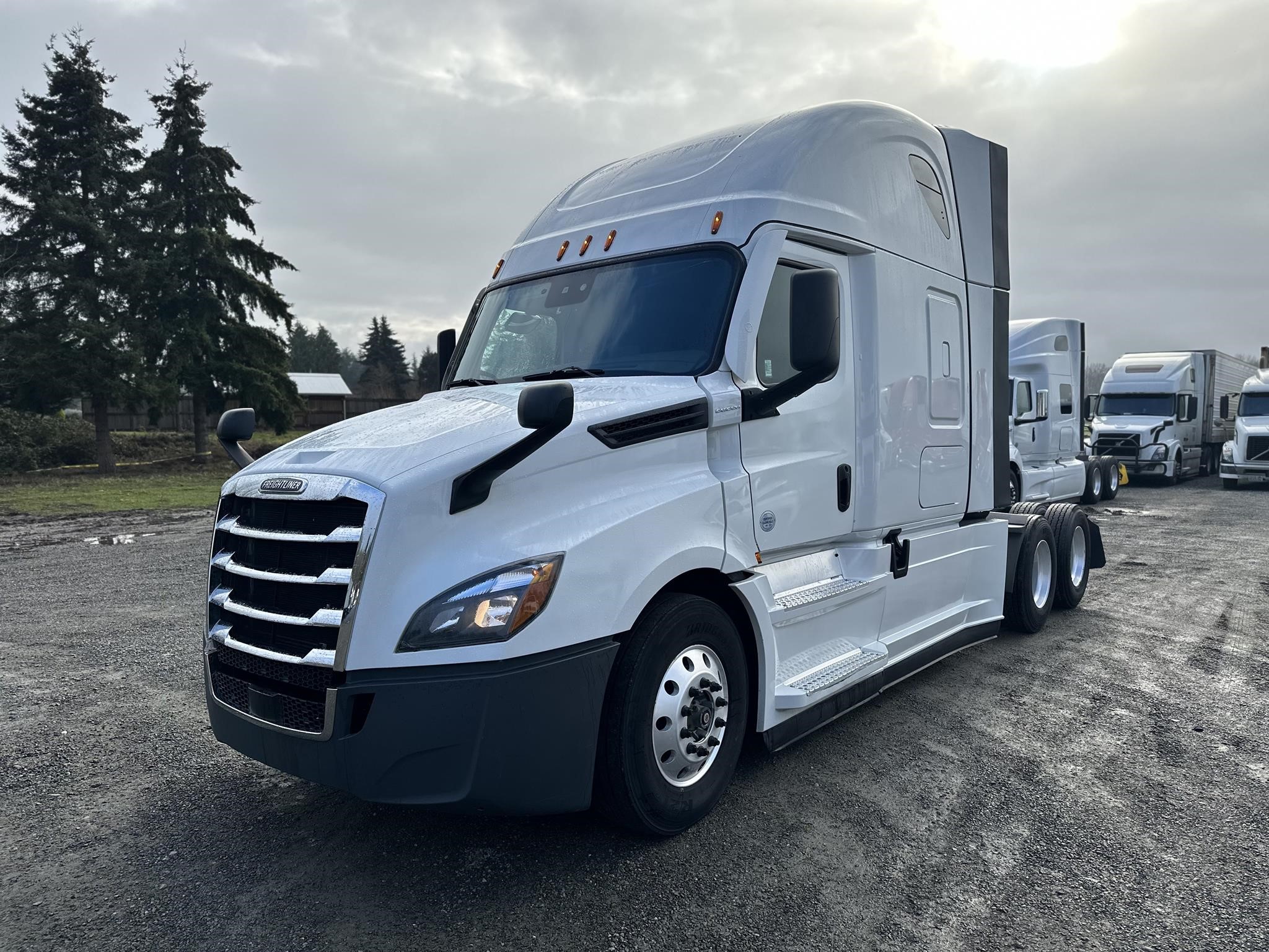 2020 FREIGHTLINER CASCADIA 126 - image 1 of 6