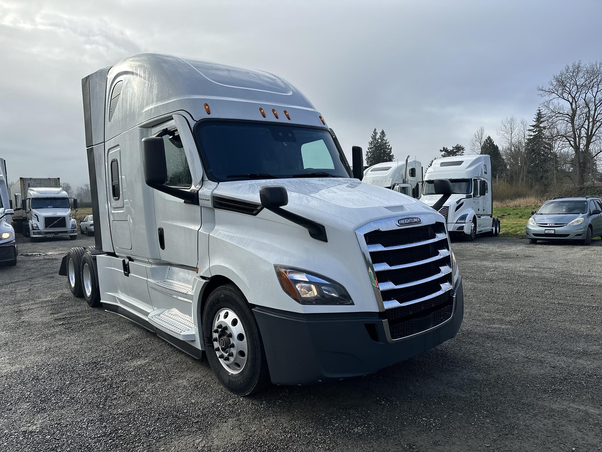 2020 FREIGHTLINER CASCADIA 126 - image 2 of 6