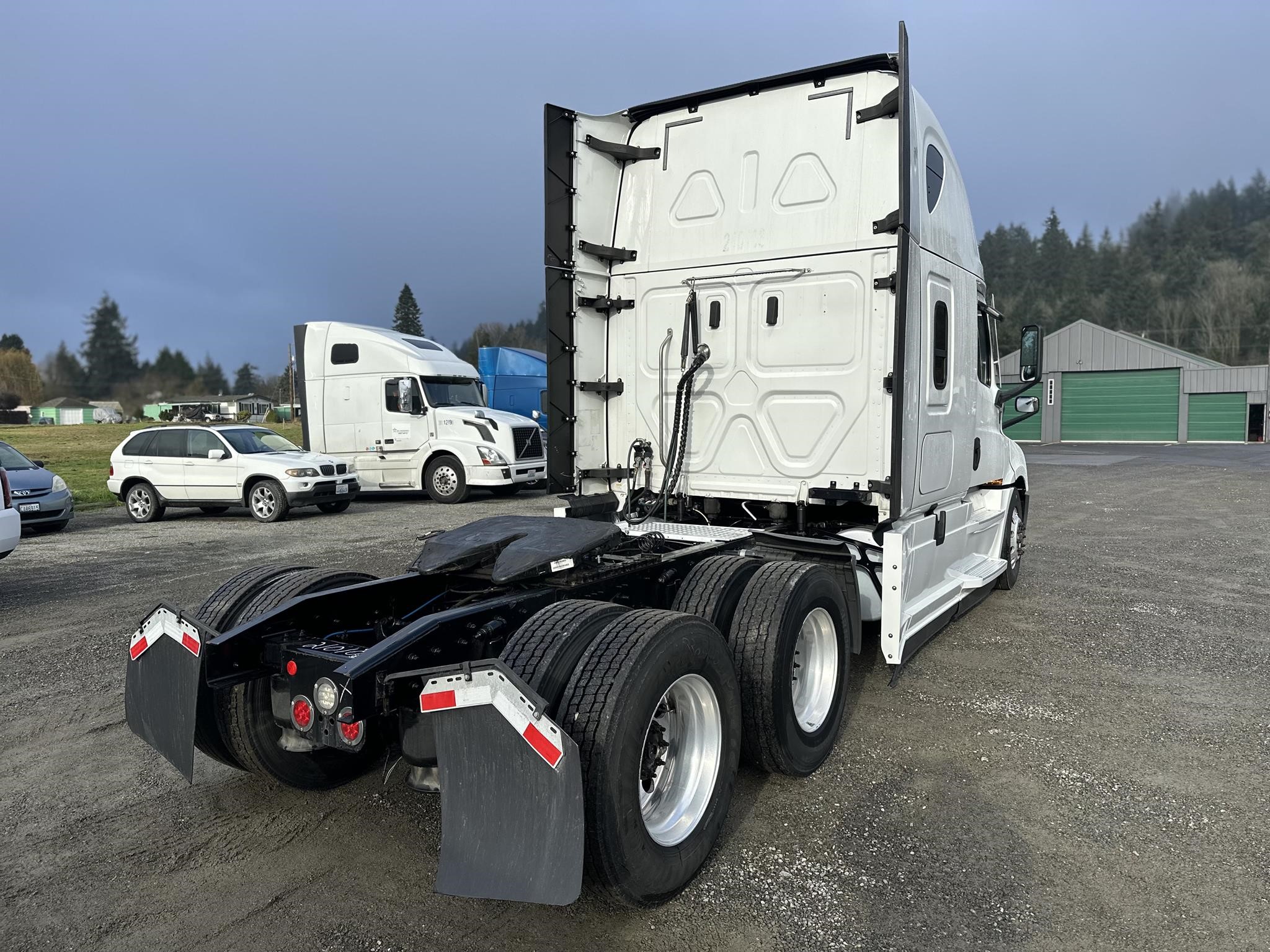 2020 FREIGHTLINER CASCADIA 126 - image 3 of 6