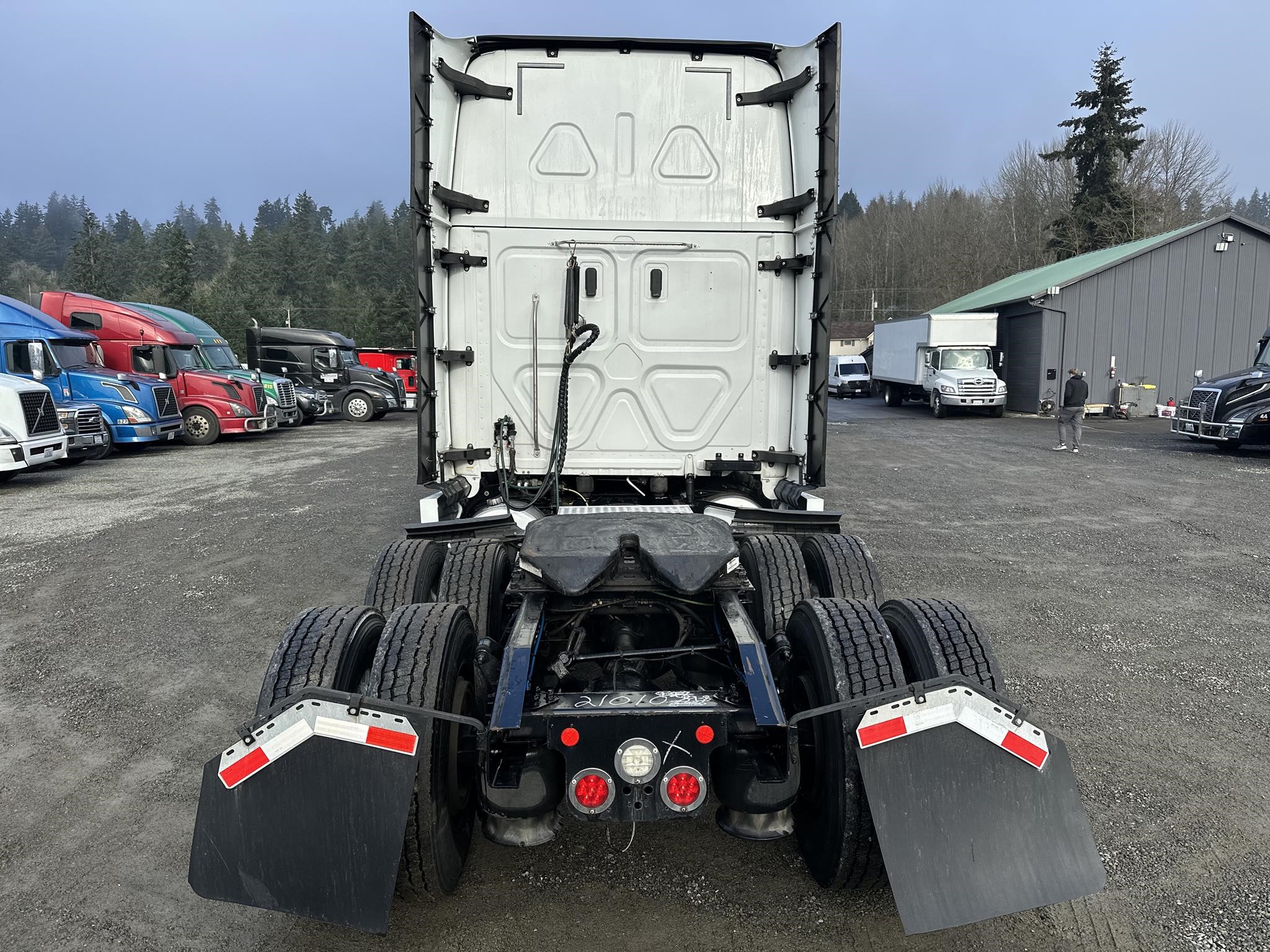 2020 FREIGHTLINER CASCADIA 126 - image 5 of 6