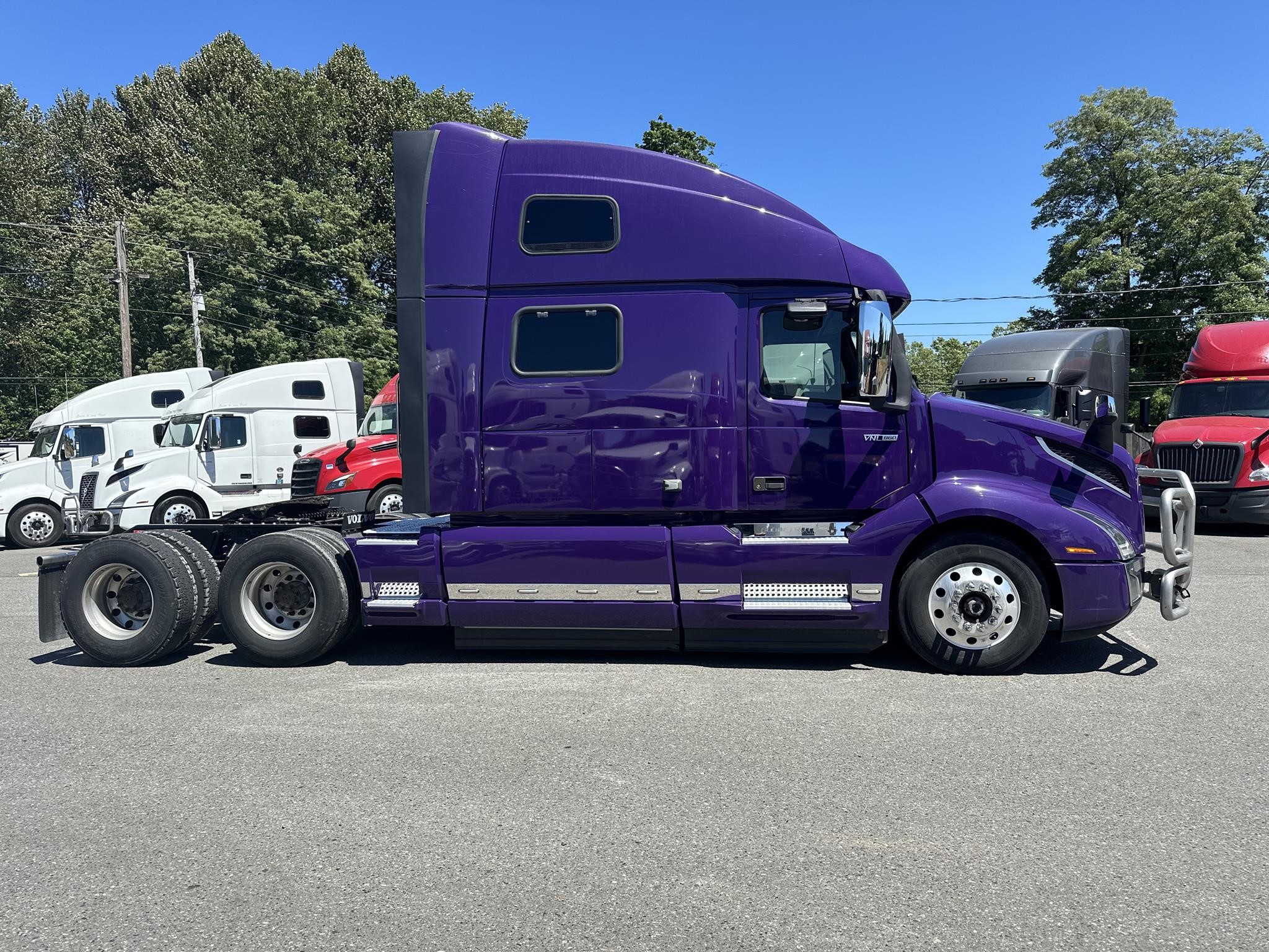 2020 VOLVO VNL64T860 - image 4 of 6