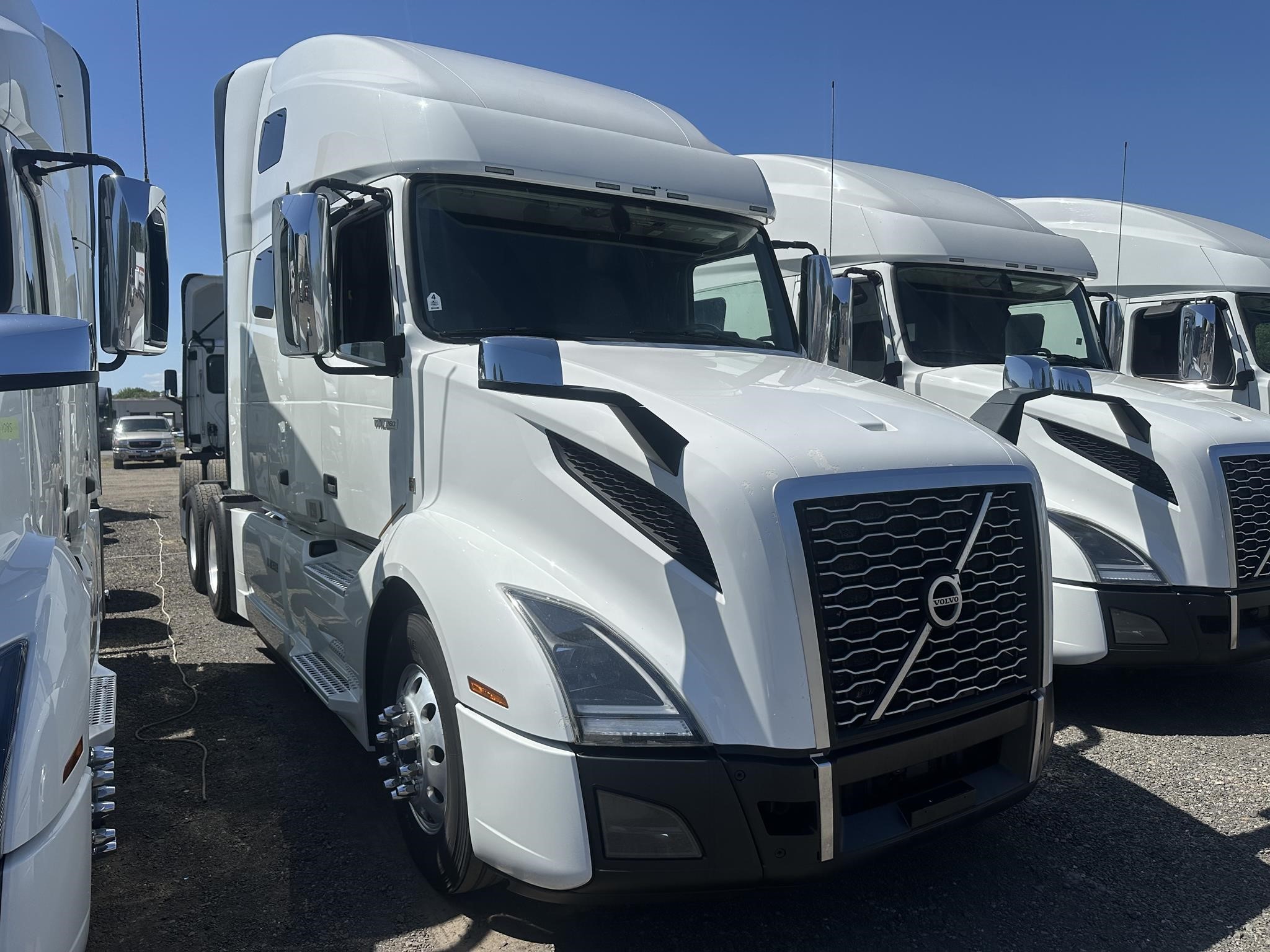 2022 VOLVO VNL64T760 - image 1 of 4