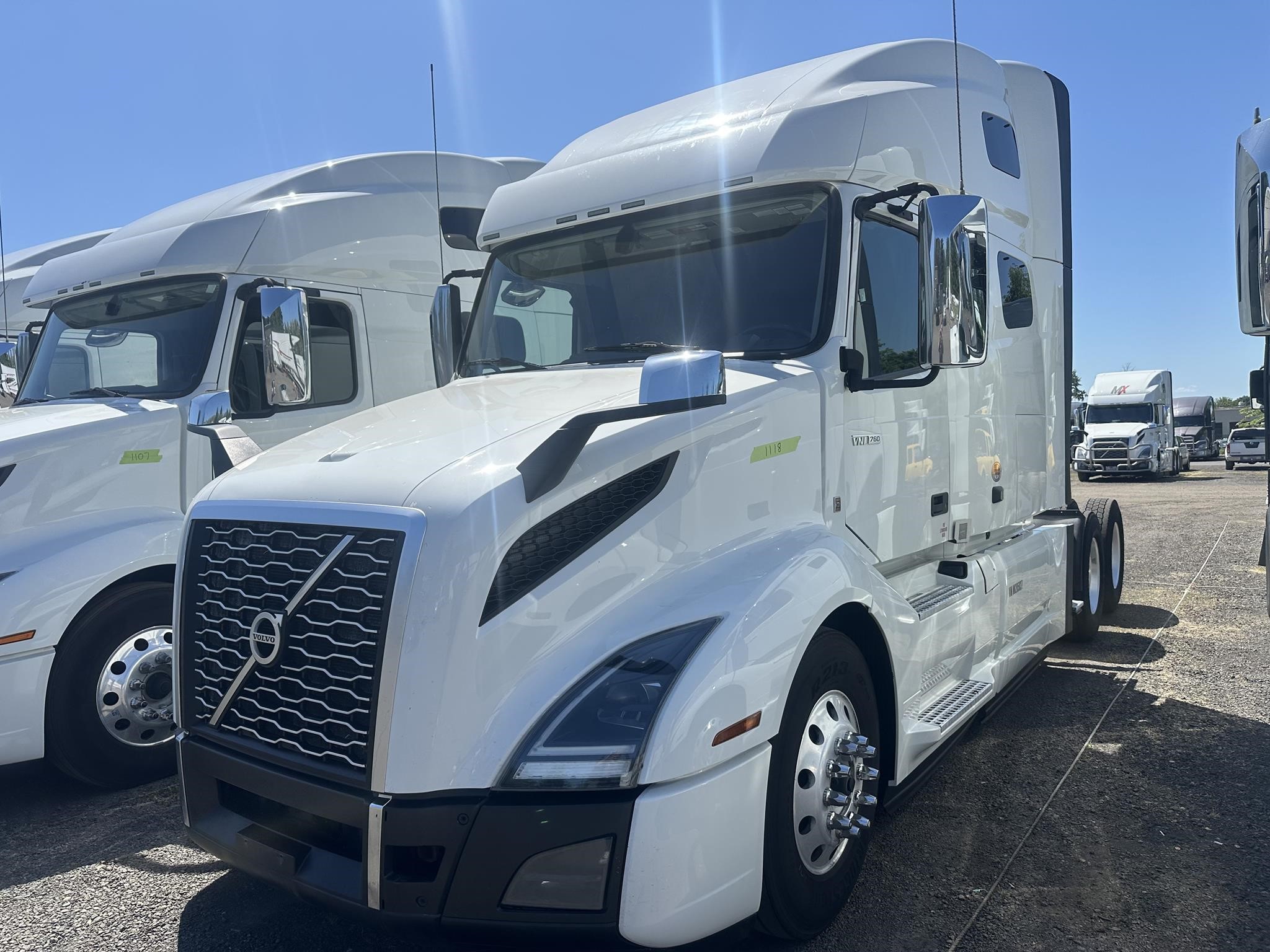 2022 VOLVO VNL64T760 - image 2 of 4