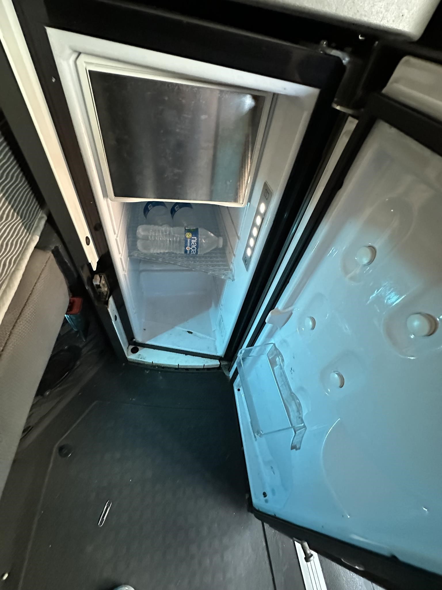 2022 VOLVO VNL64T760 - image 3 of 4