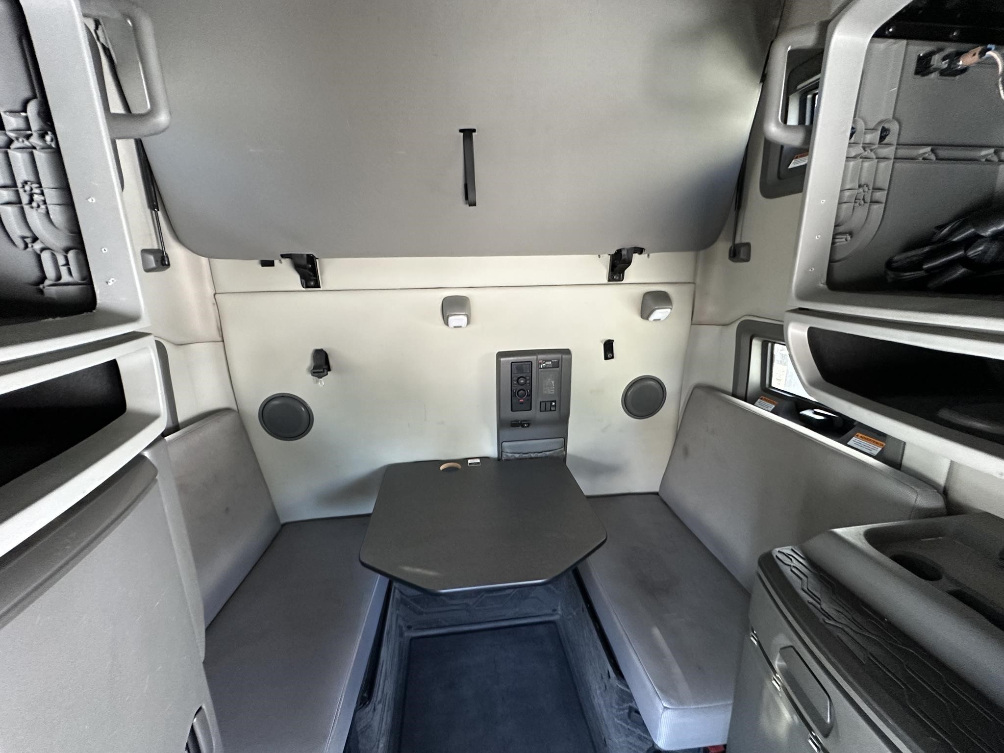 2022 VOLVO VNL64T760 - image 4 of 4