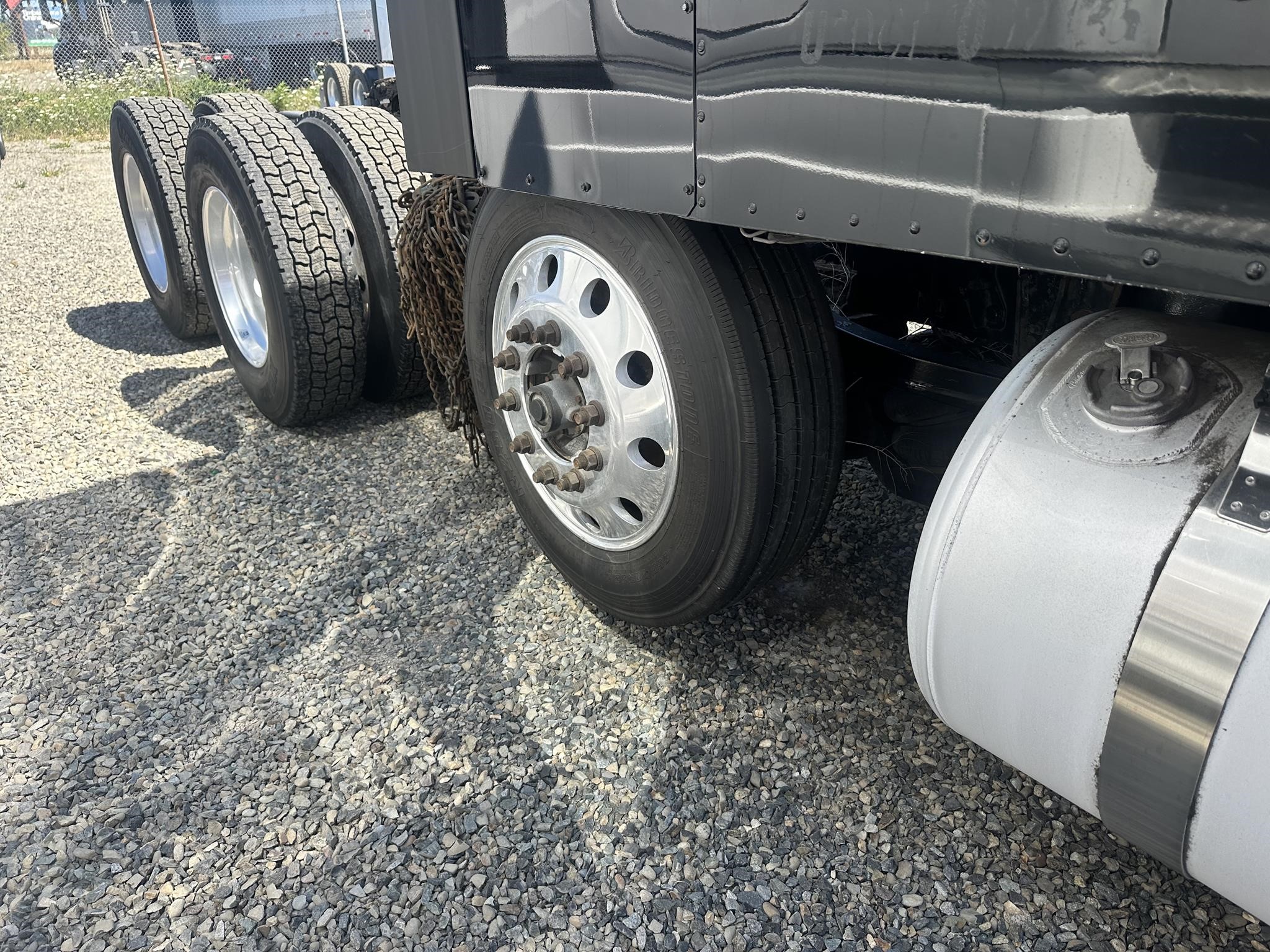2018 PETERBILT 579 - image 2 of 6