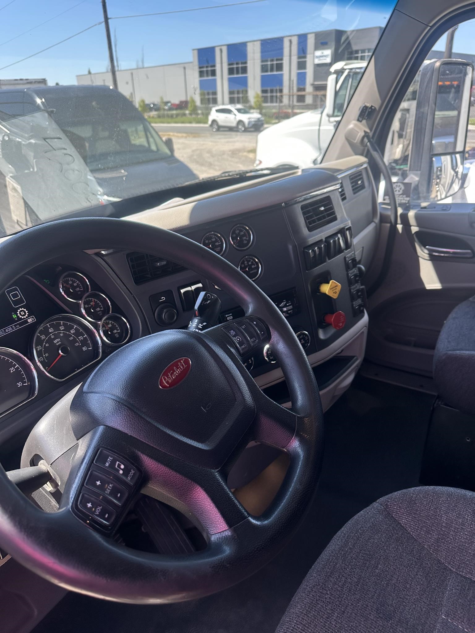 2018 PETERBILT 579 - image 4 of 6