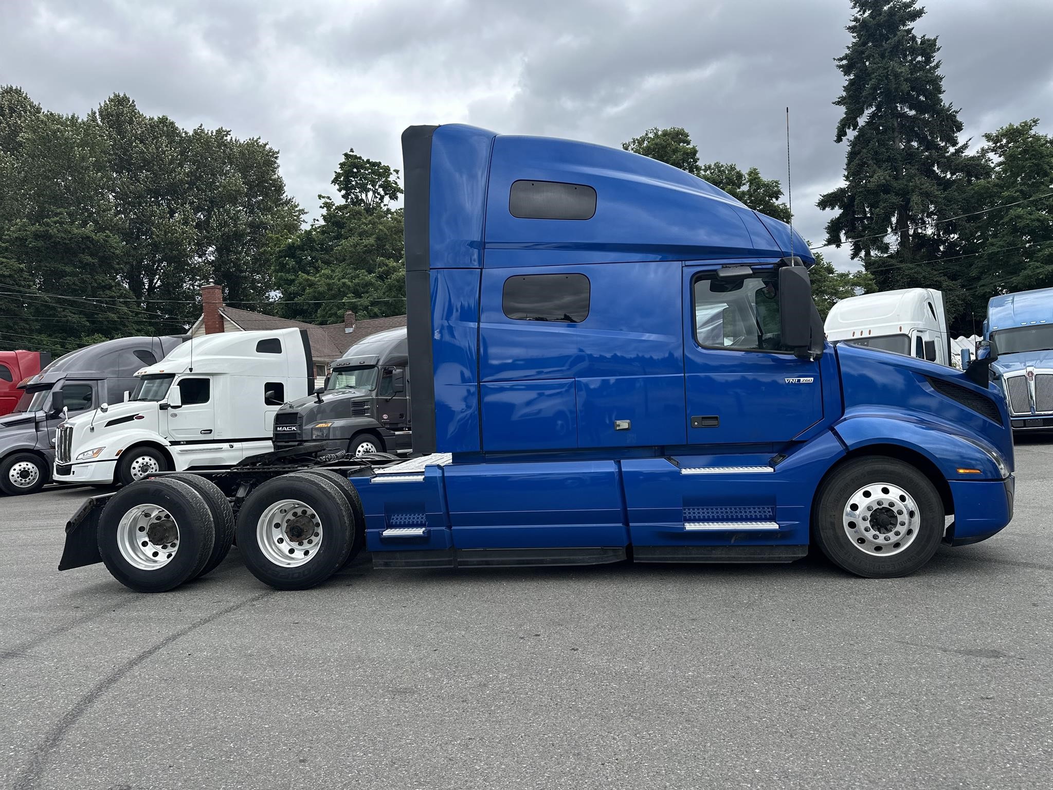 2021 VOLVO VNL64T760 - image 4 of 6