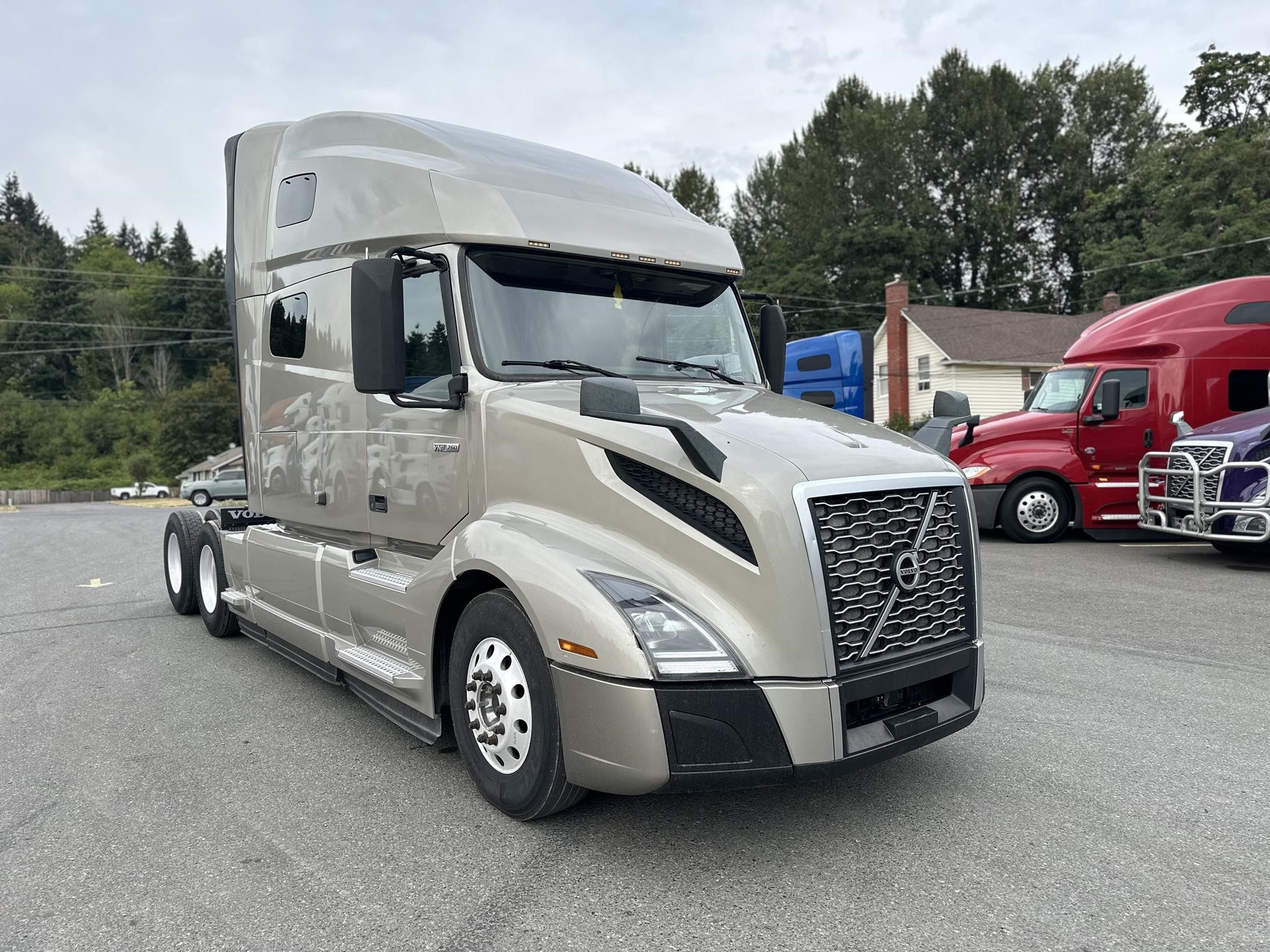 2020 VOLVO VNL64T760 - image 3 of 6