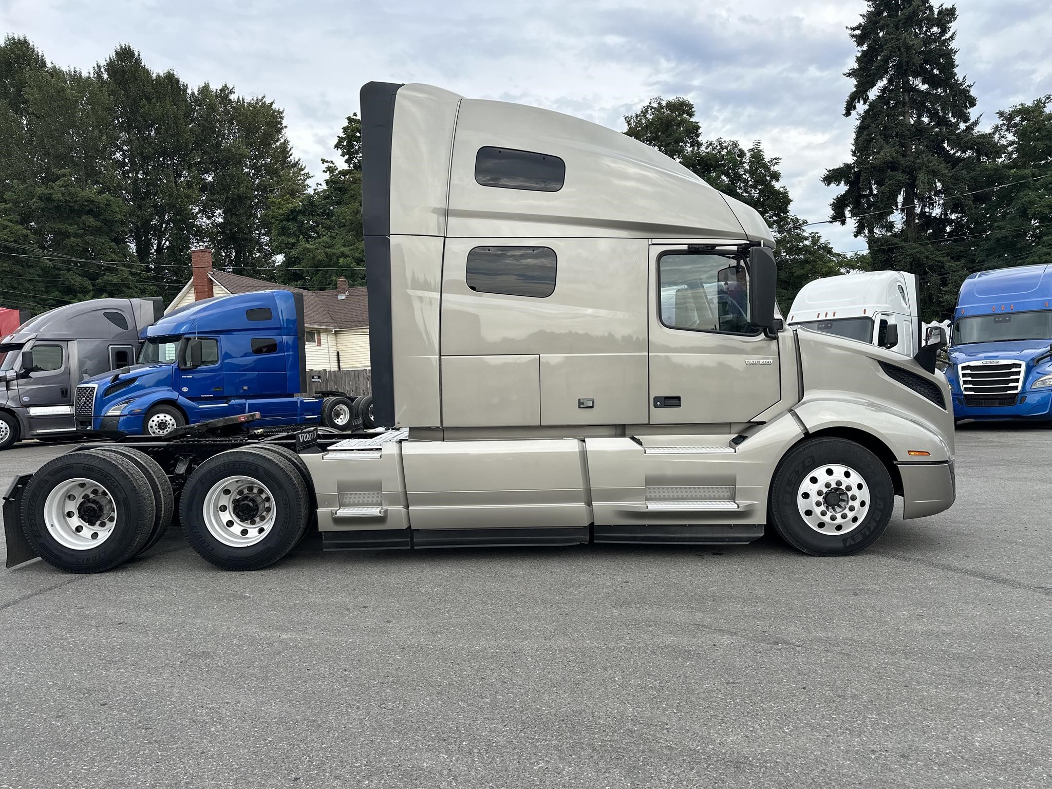 2020 VOLVO VNL64T760 - image 4 of 6