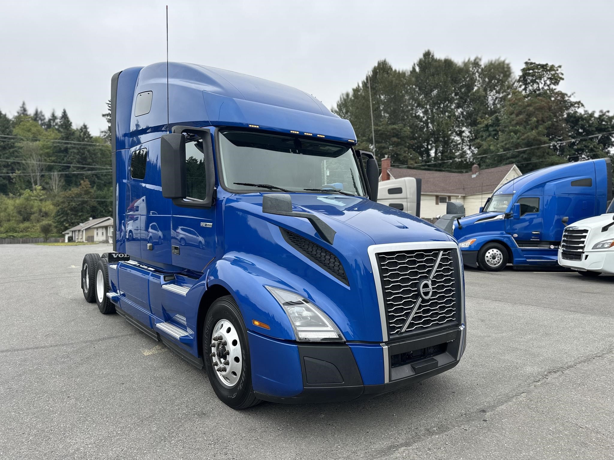 2021 VOLVO VNL64T760 - image 3 of 6