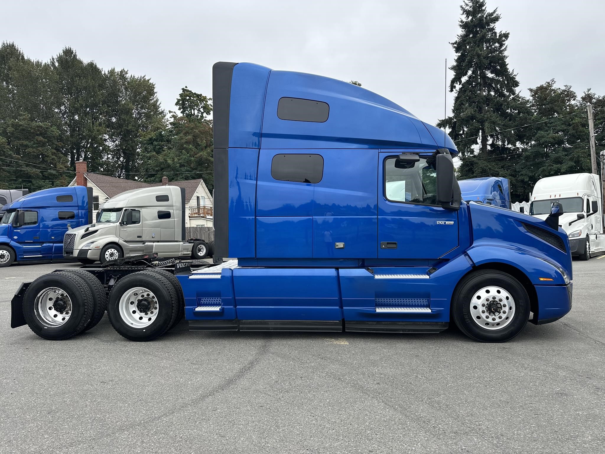 2021 VOLVO VNL64T760 - image 4 of 6