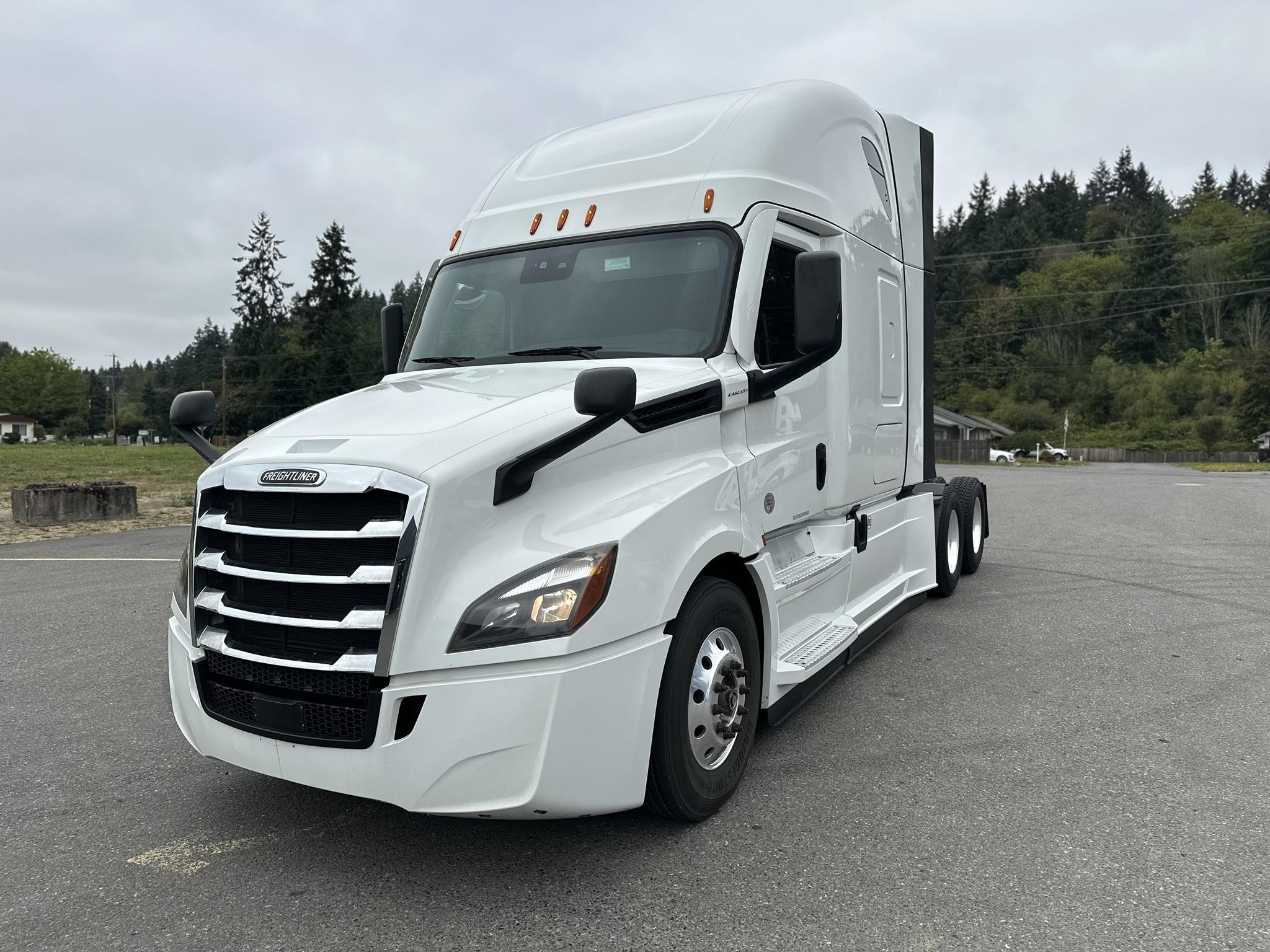 2021 FREIGHTLINER CASCADIA 126 - image 1 of 6
