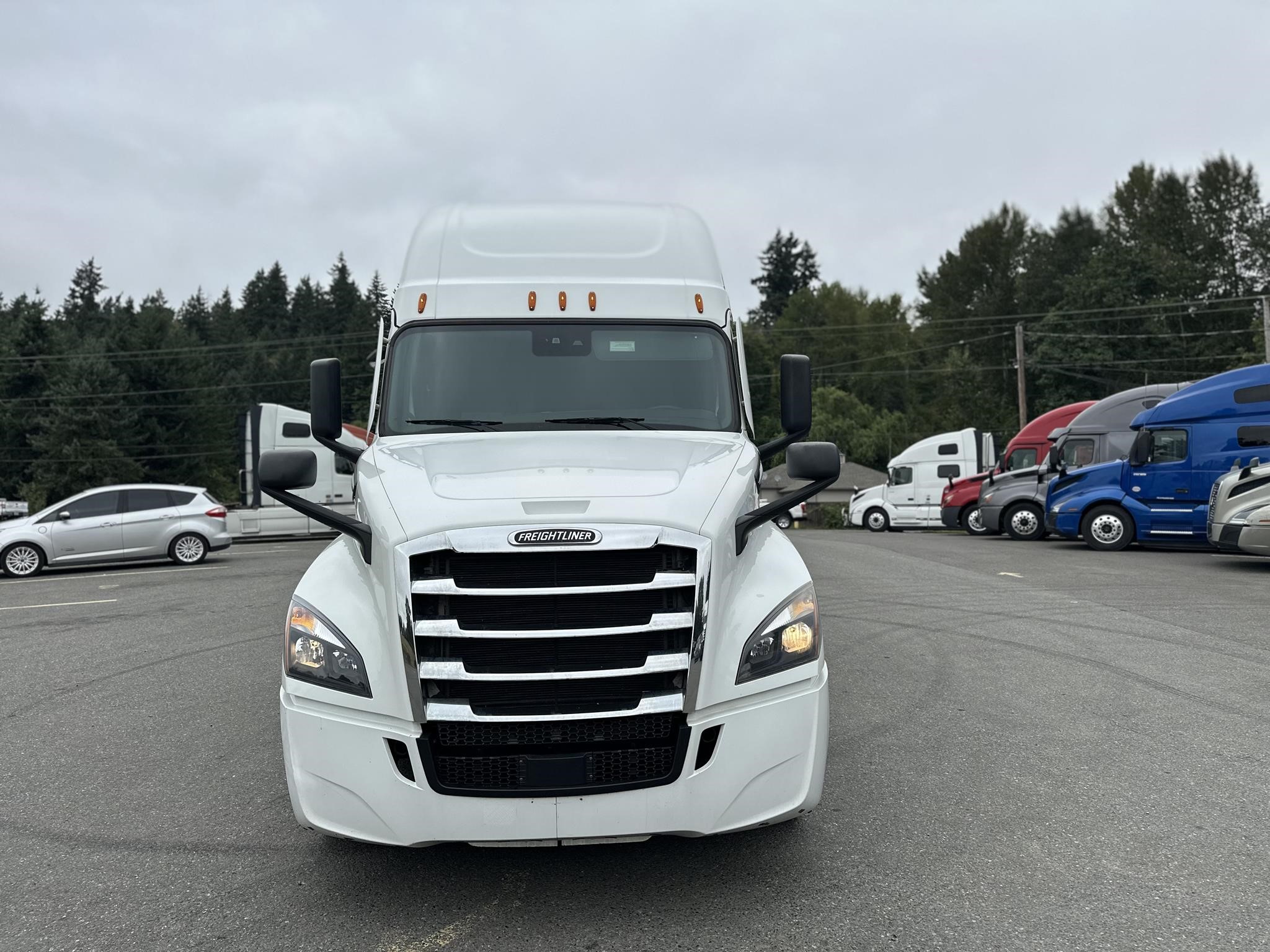 2021 FREIGHTLINER CASCADIA 126 - image 2 of 6