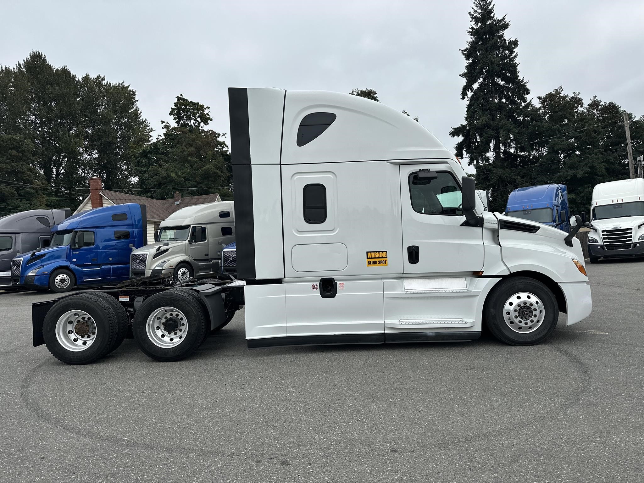 2021 FREIGHTLINER CASCADIA 126 - image 4 of 6
