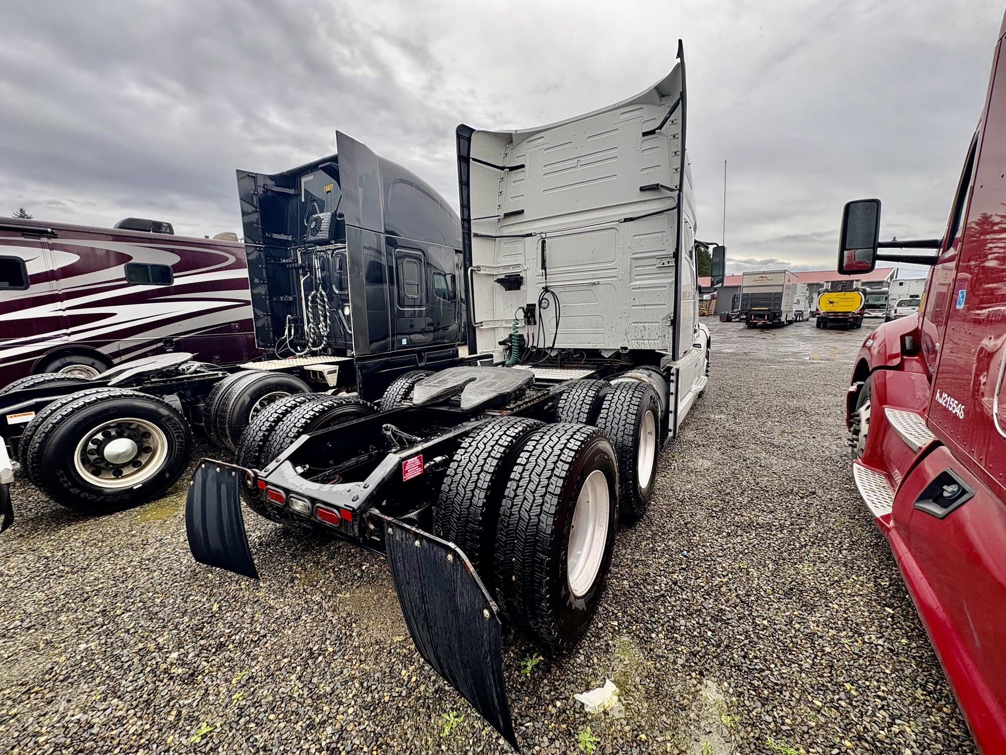 2022 VOLVO VNL64T760 2022 VOLVO VNL64T760 - image 3 of 6