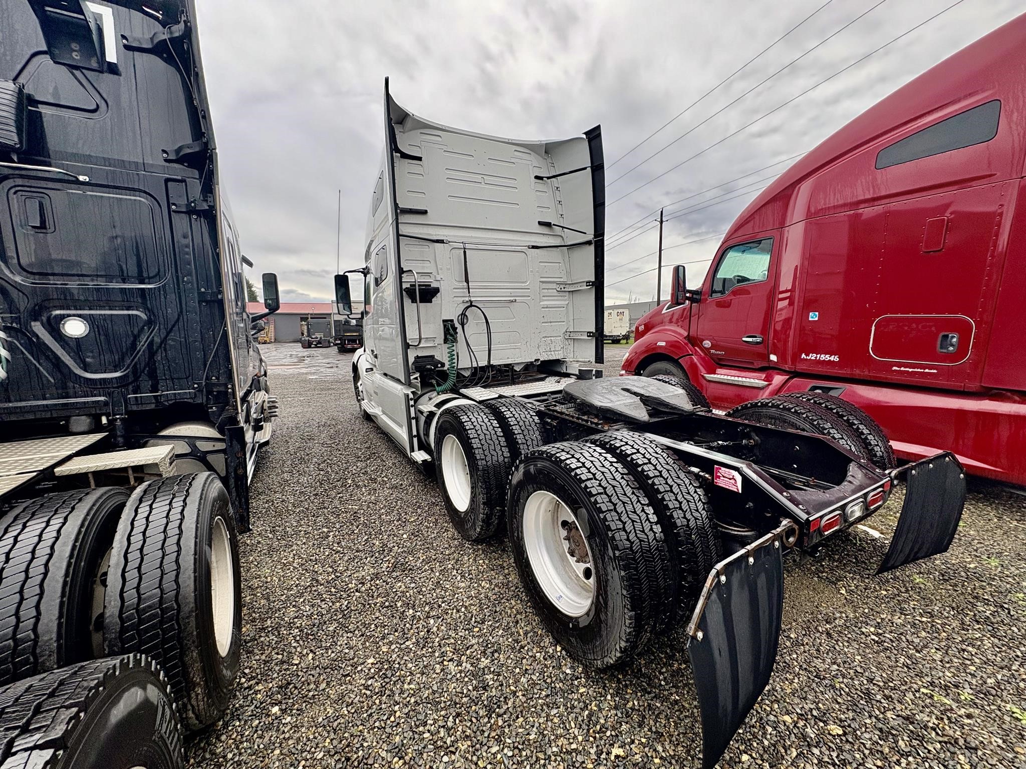 2022 VOLVO VNL64T760 2022 VOLVO VNL64T760 - image 4 of 6