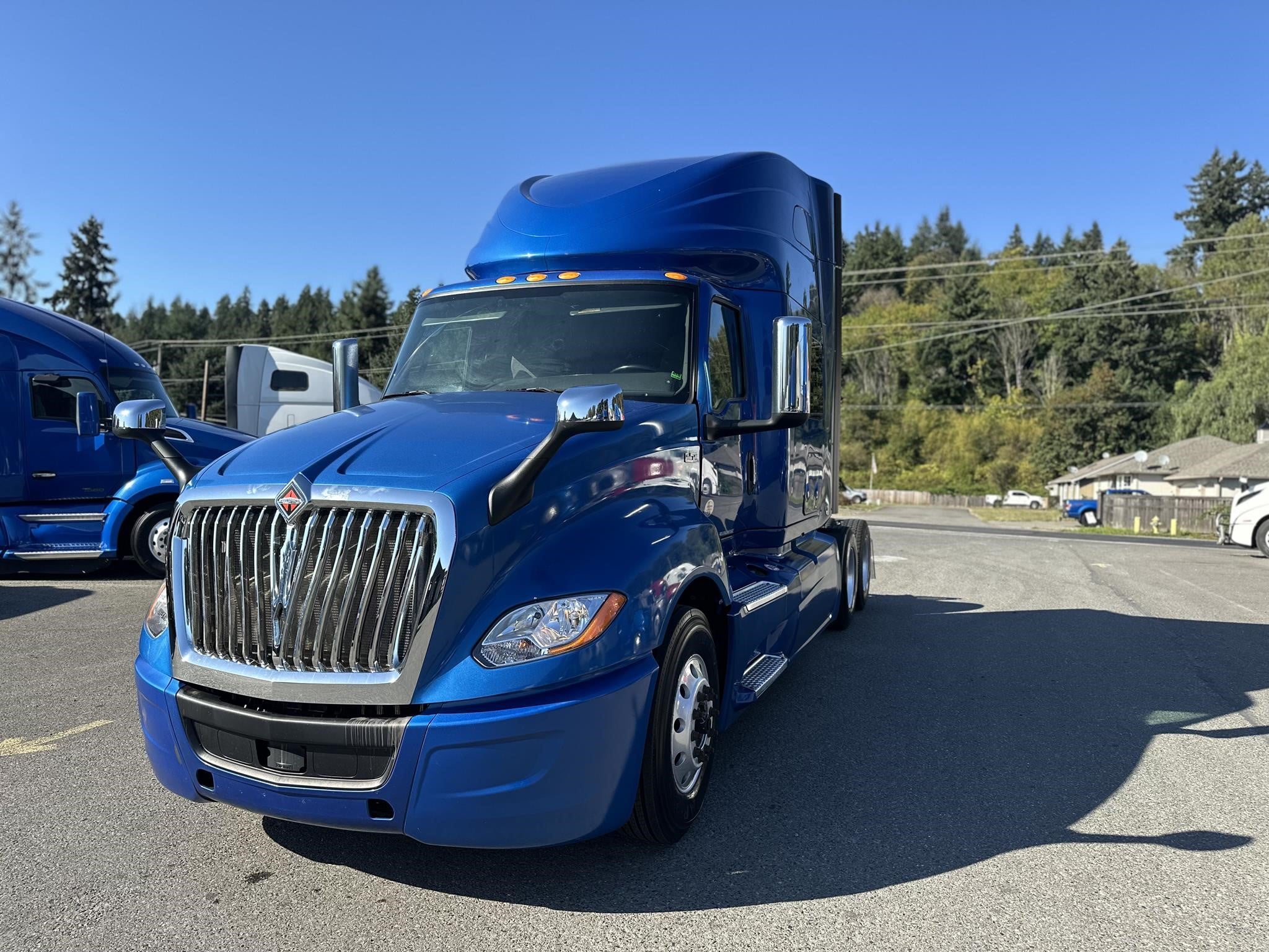 2021 International LT - image 1