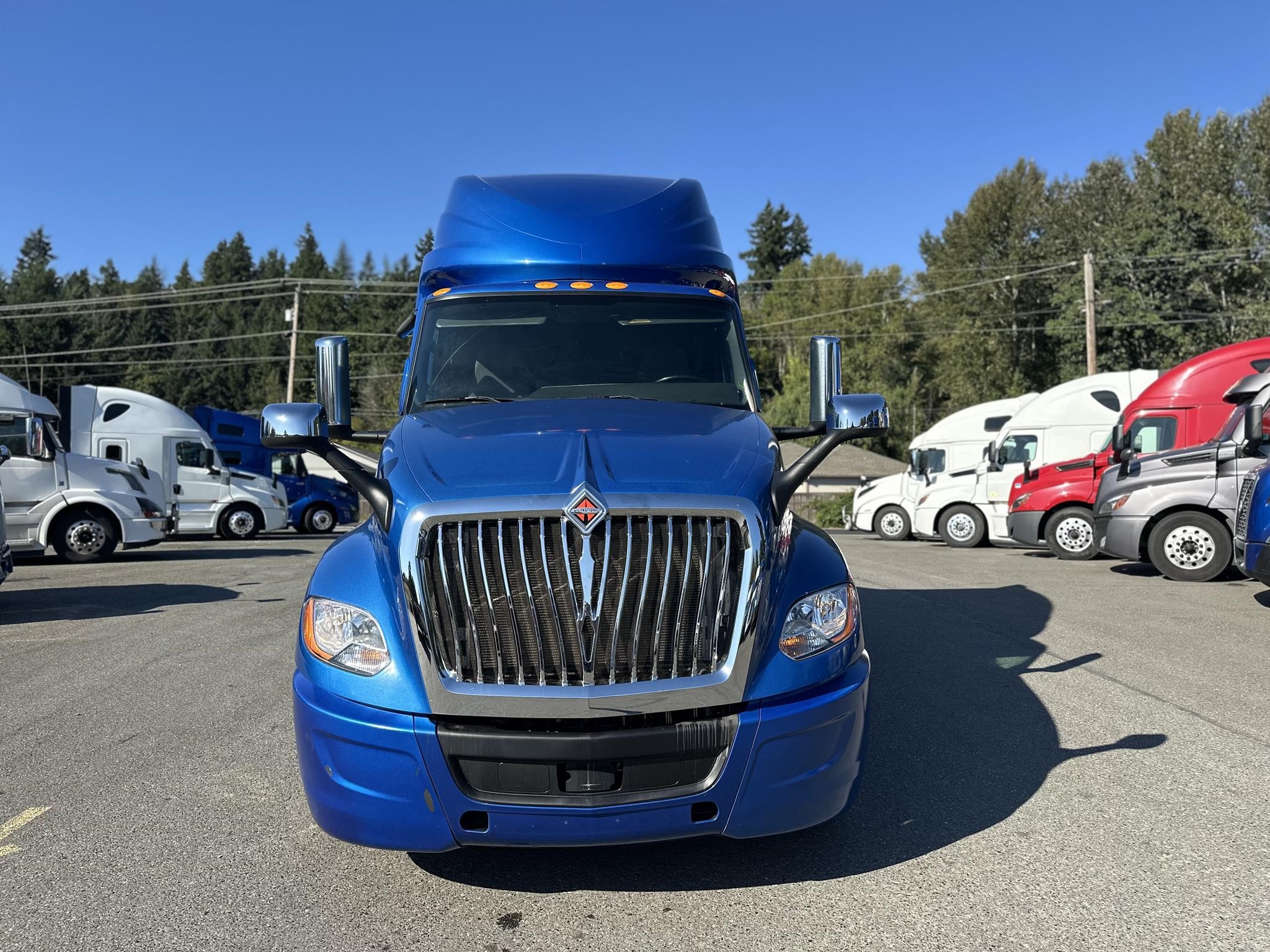 2021 International LT - image 3