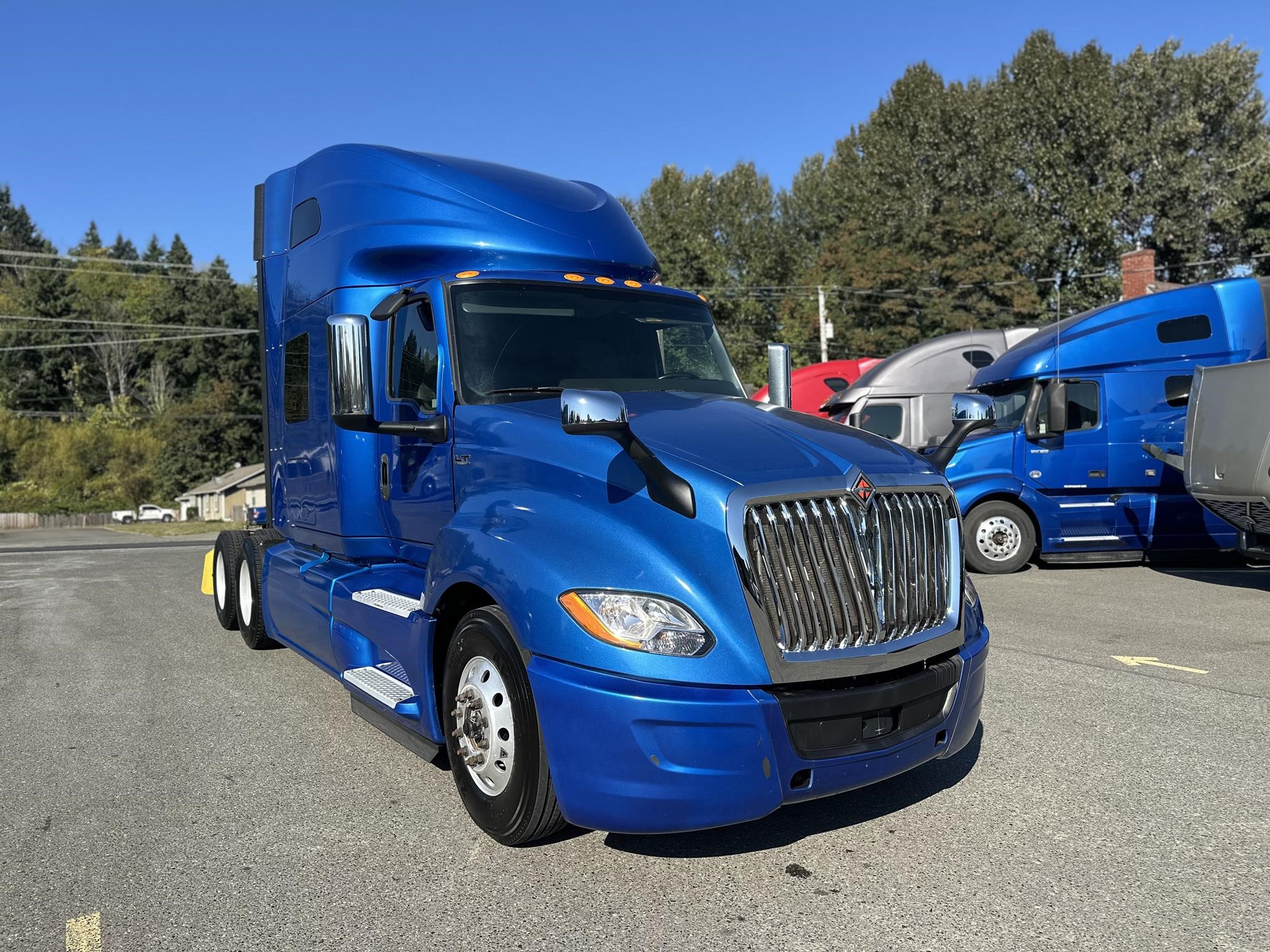 2021 International LT - image 2