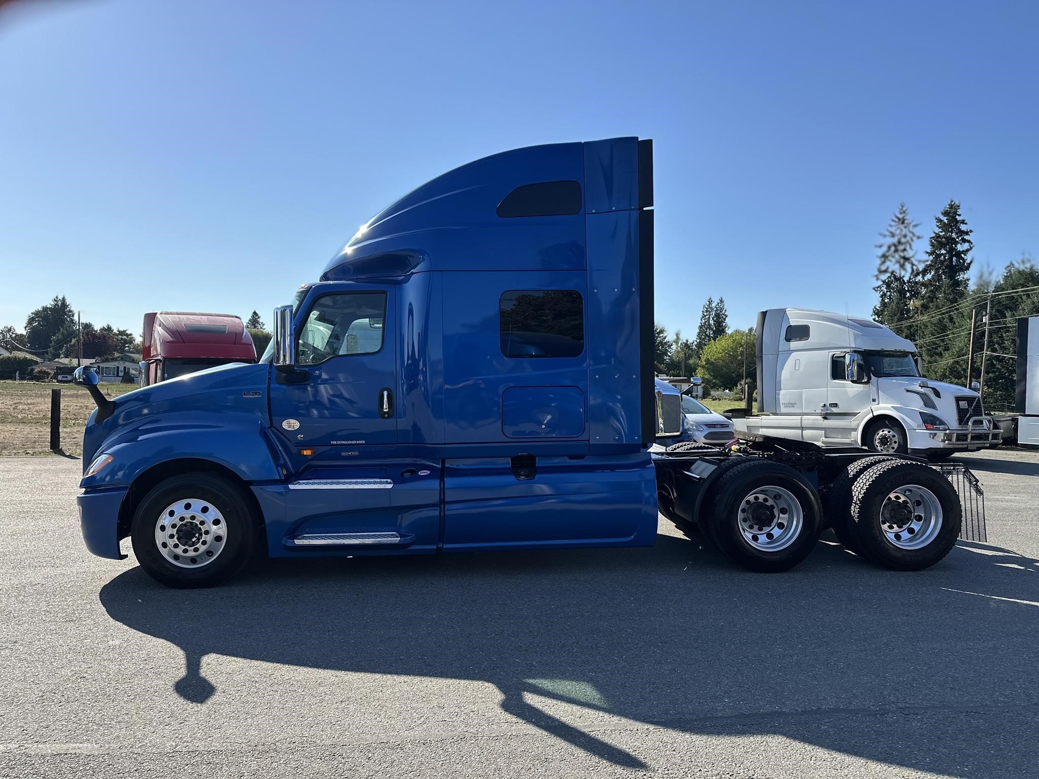 2021 International LT - image 5