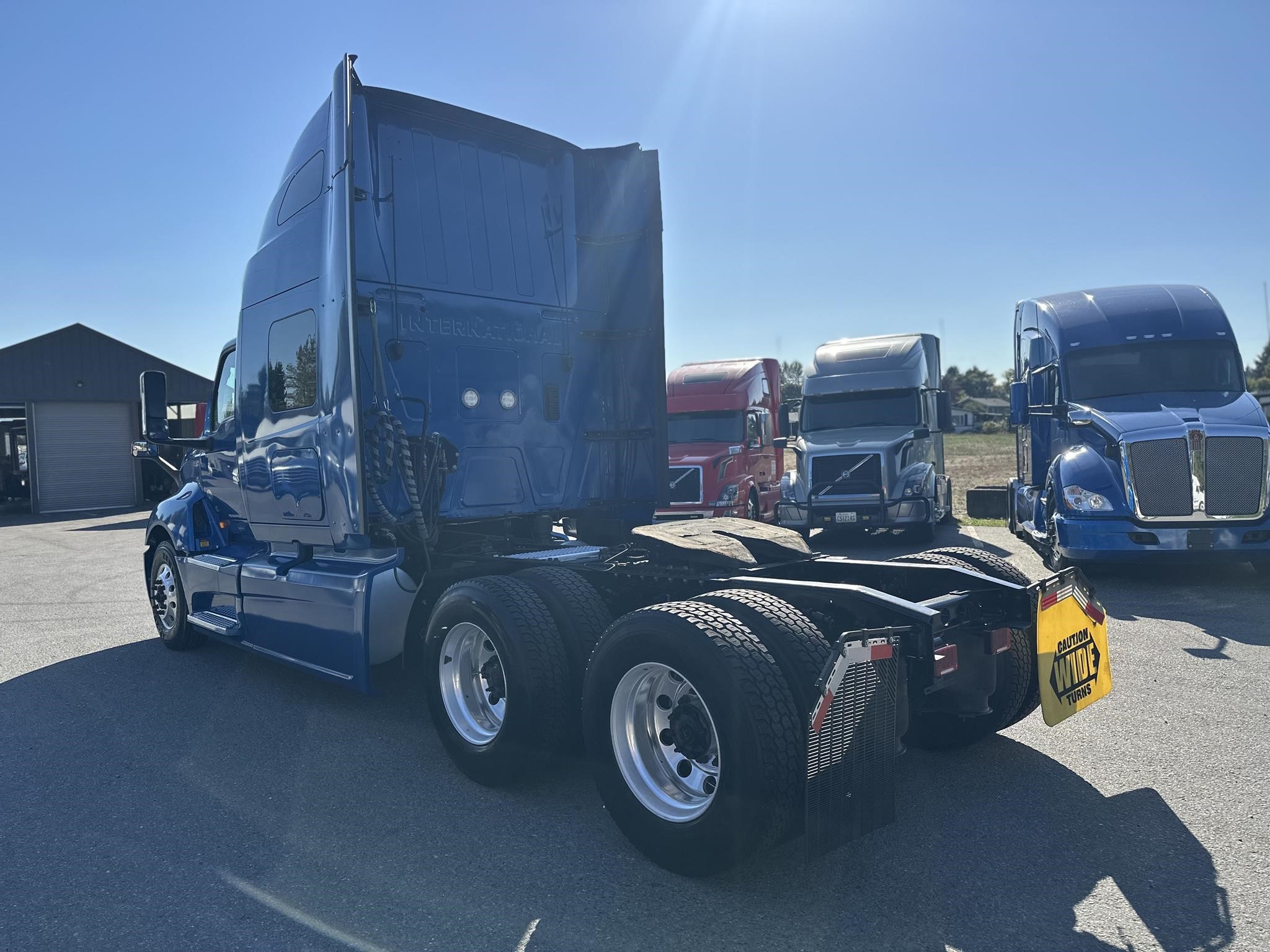 2021 International LT - image 6