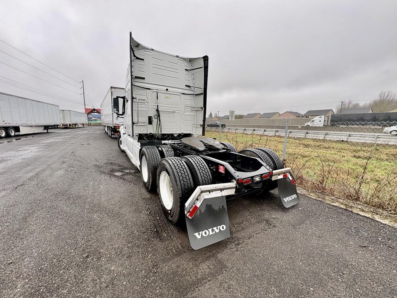 2020 Volvo - image 3