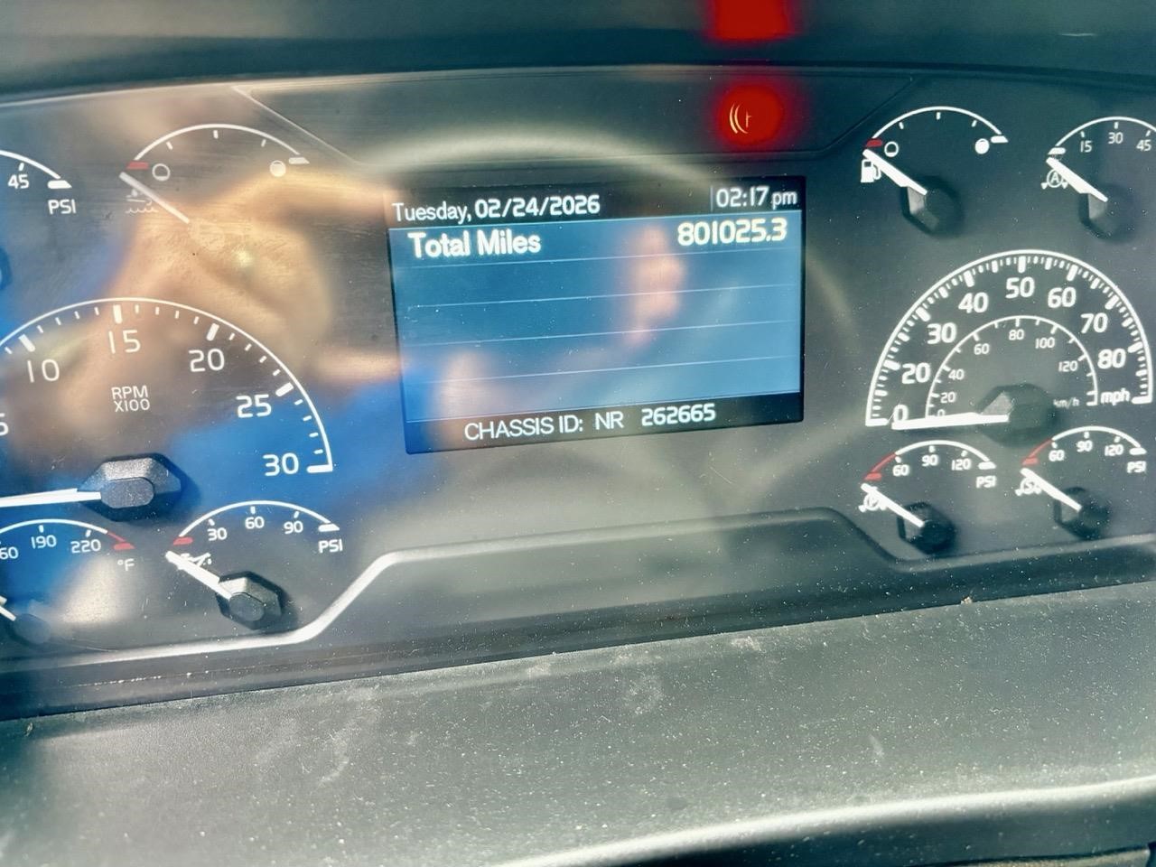 2020 Volvo - image 4