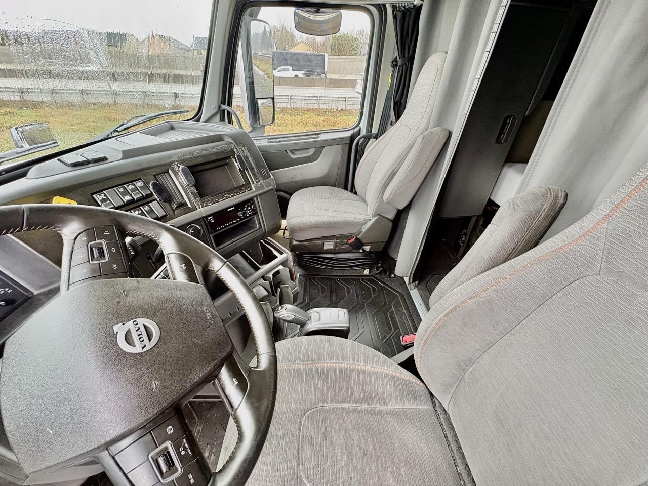 2020 Volvo - image 5