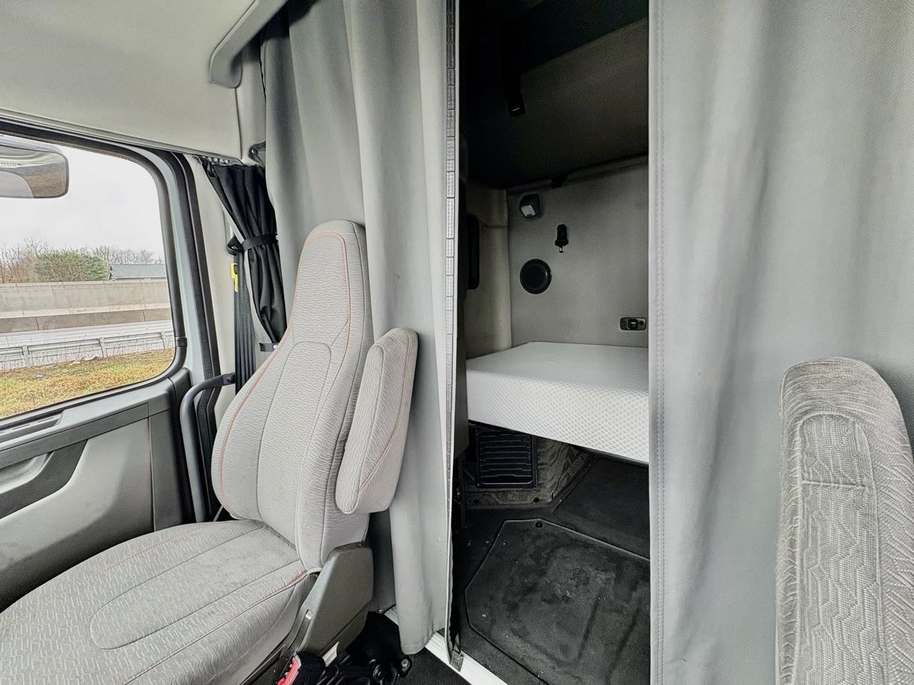 2020 Volvo - image 6