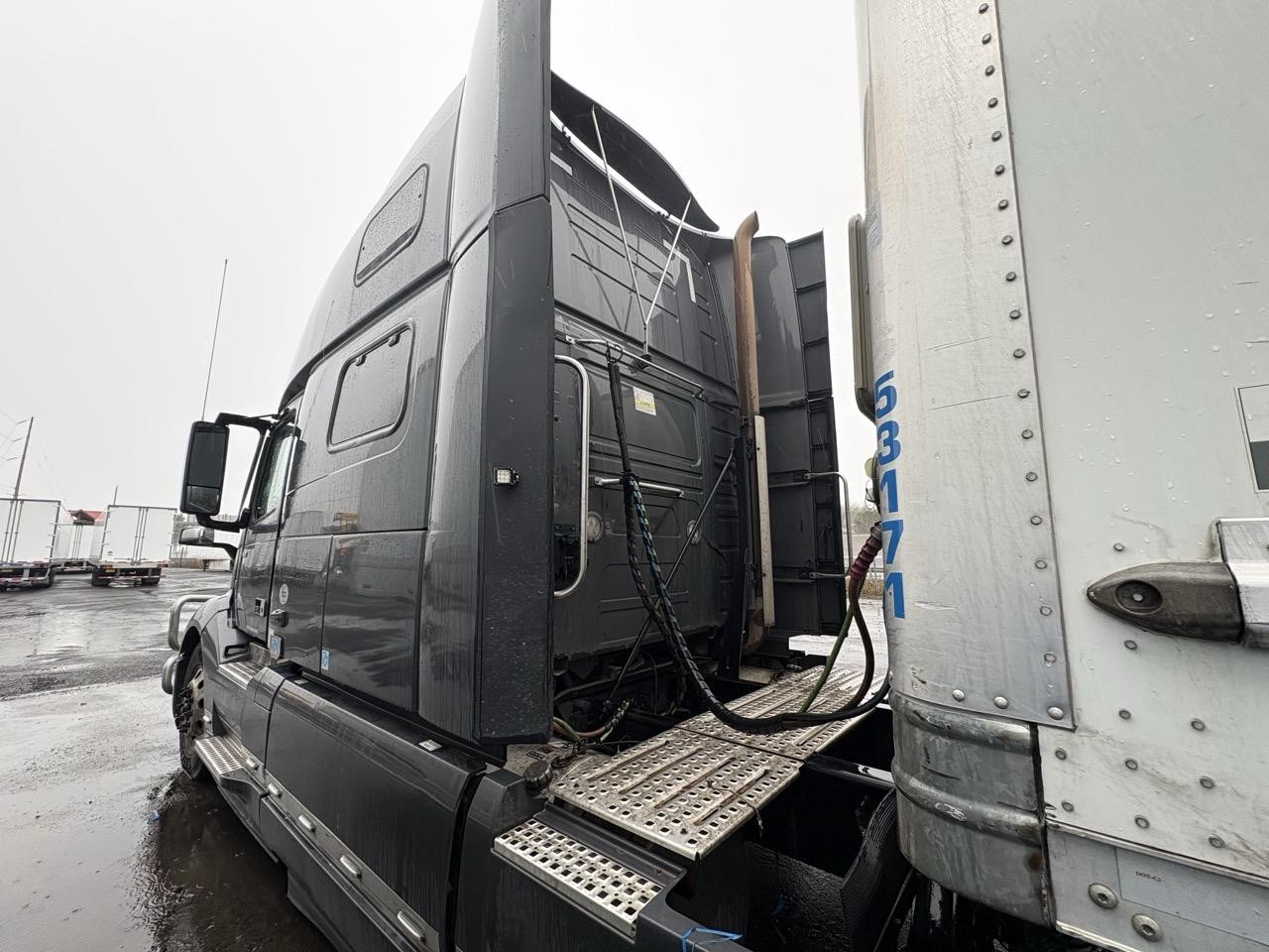 2022 Volvo - image 4