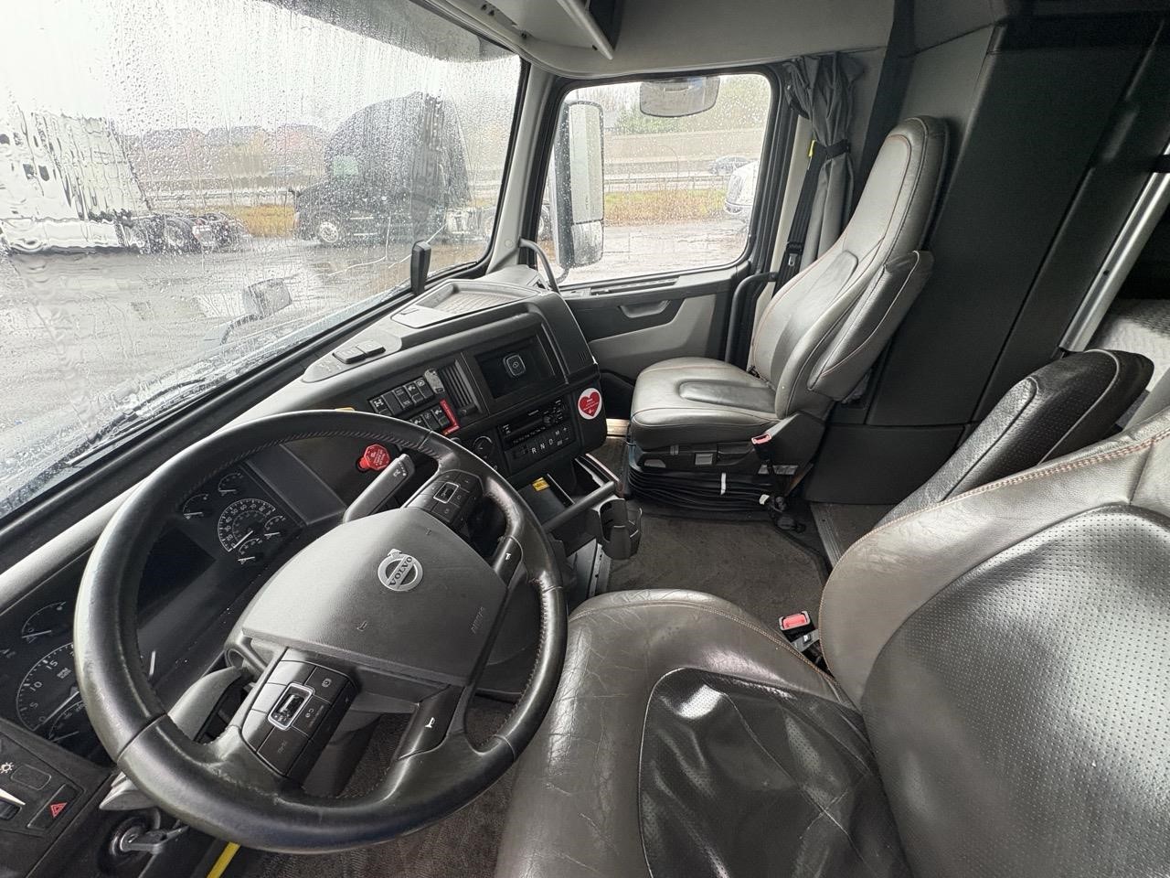 2022 Volvo - image 5