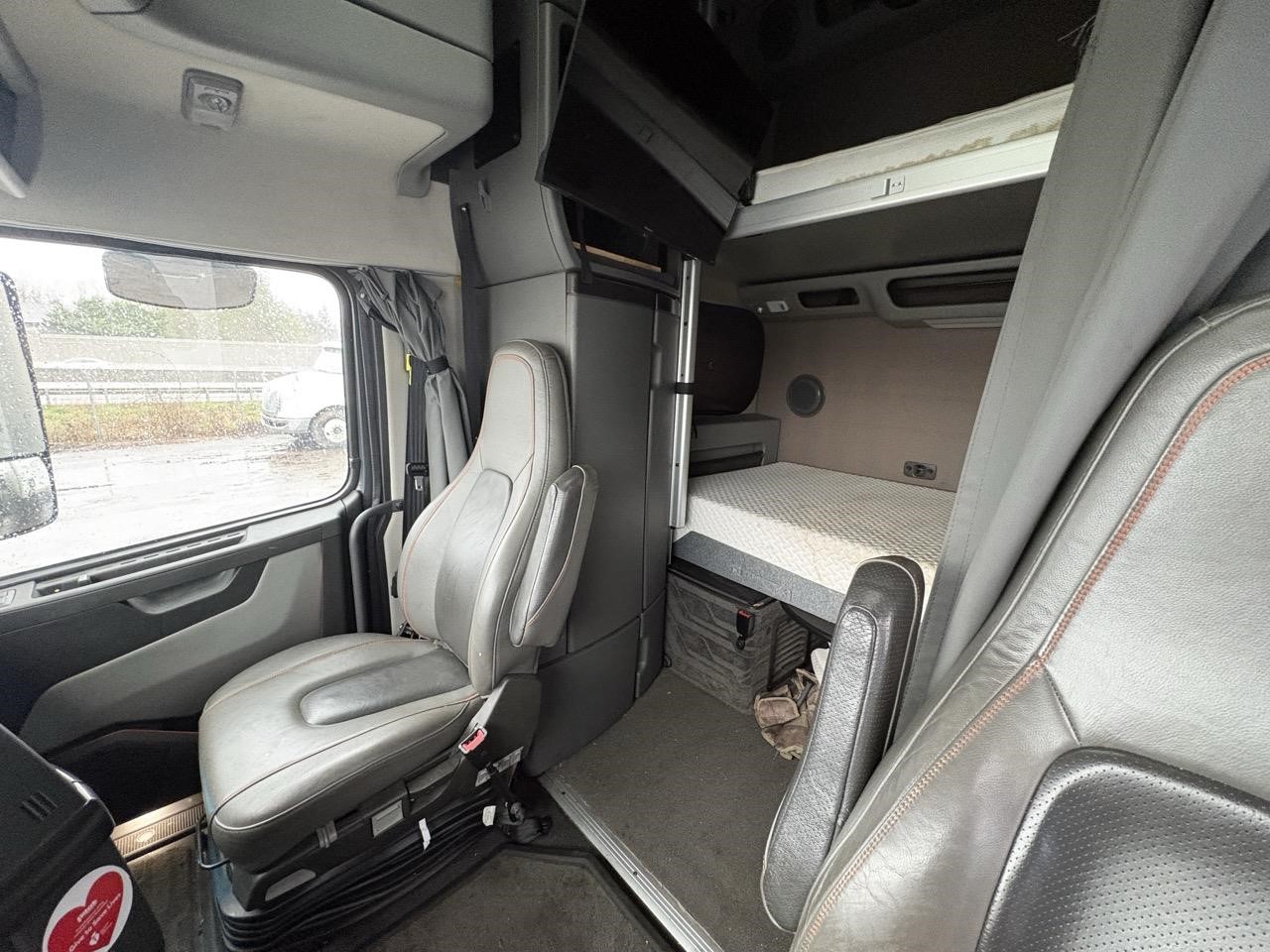 2022 Volvo - image 6