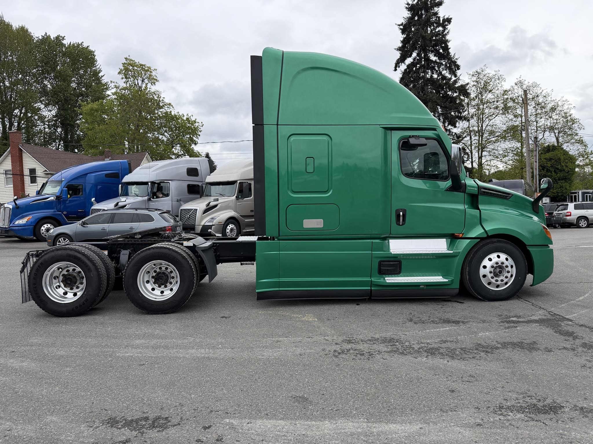 2022 FREIGHTLINER CASCADIA 126 - image 4 of 6