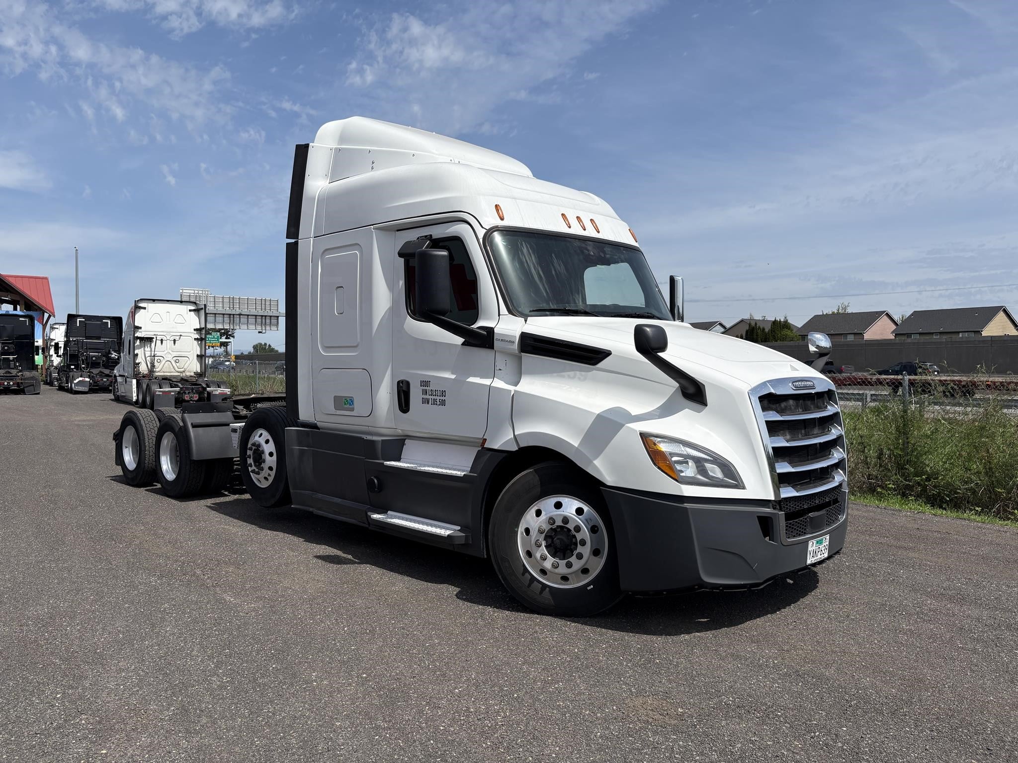 2020 FREIGHTLINER CASCADIA 113 - image 2 of 6