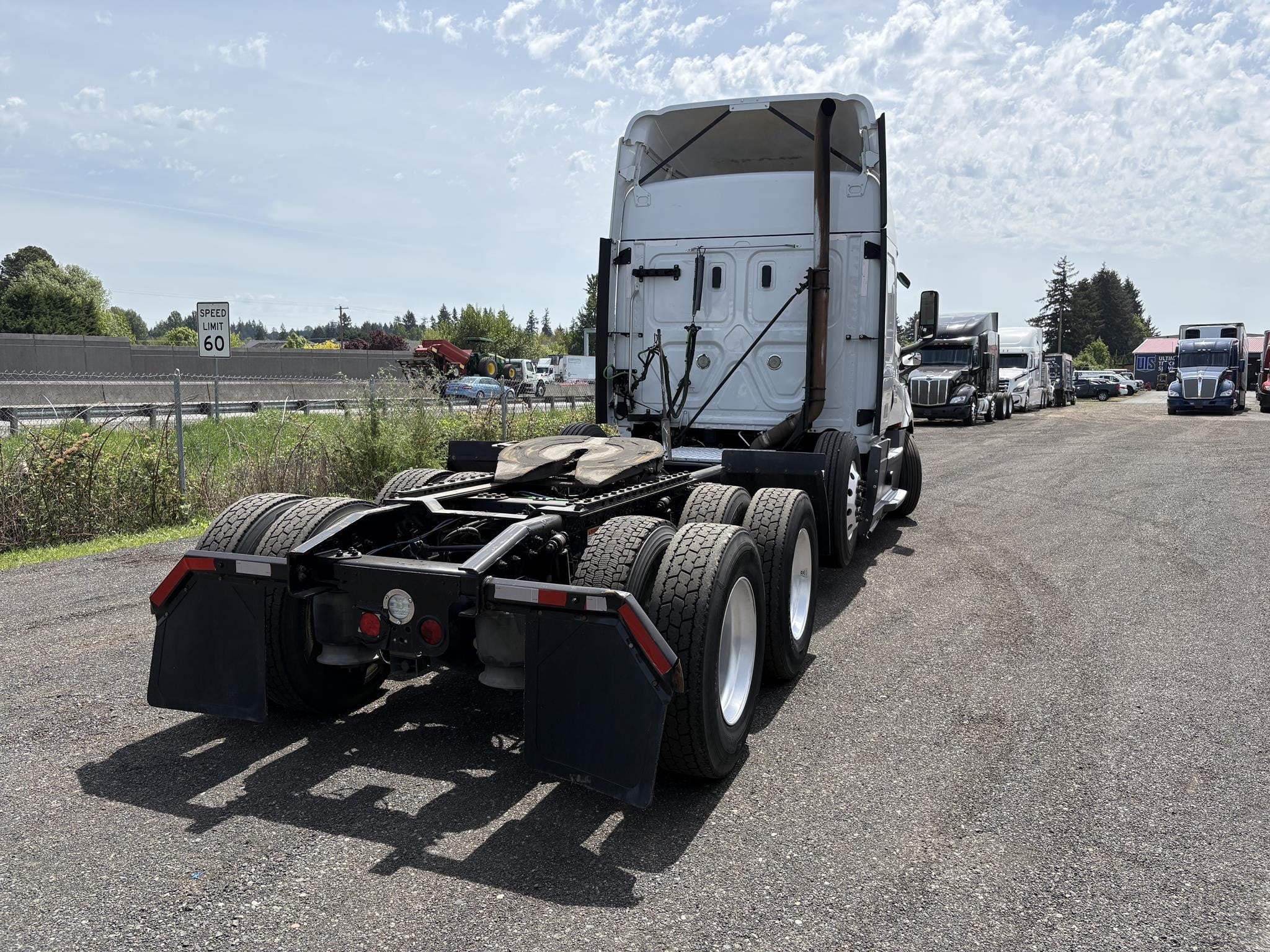2020 FREIGHTLINER CASCADIA 113 - image 4 of 6