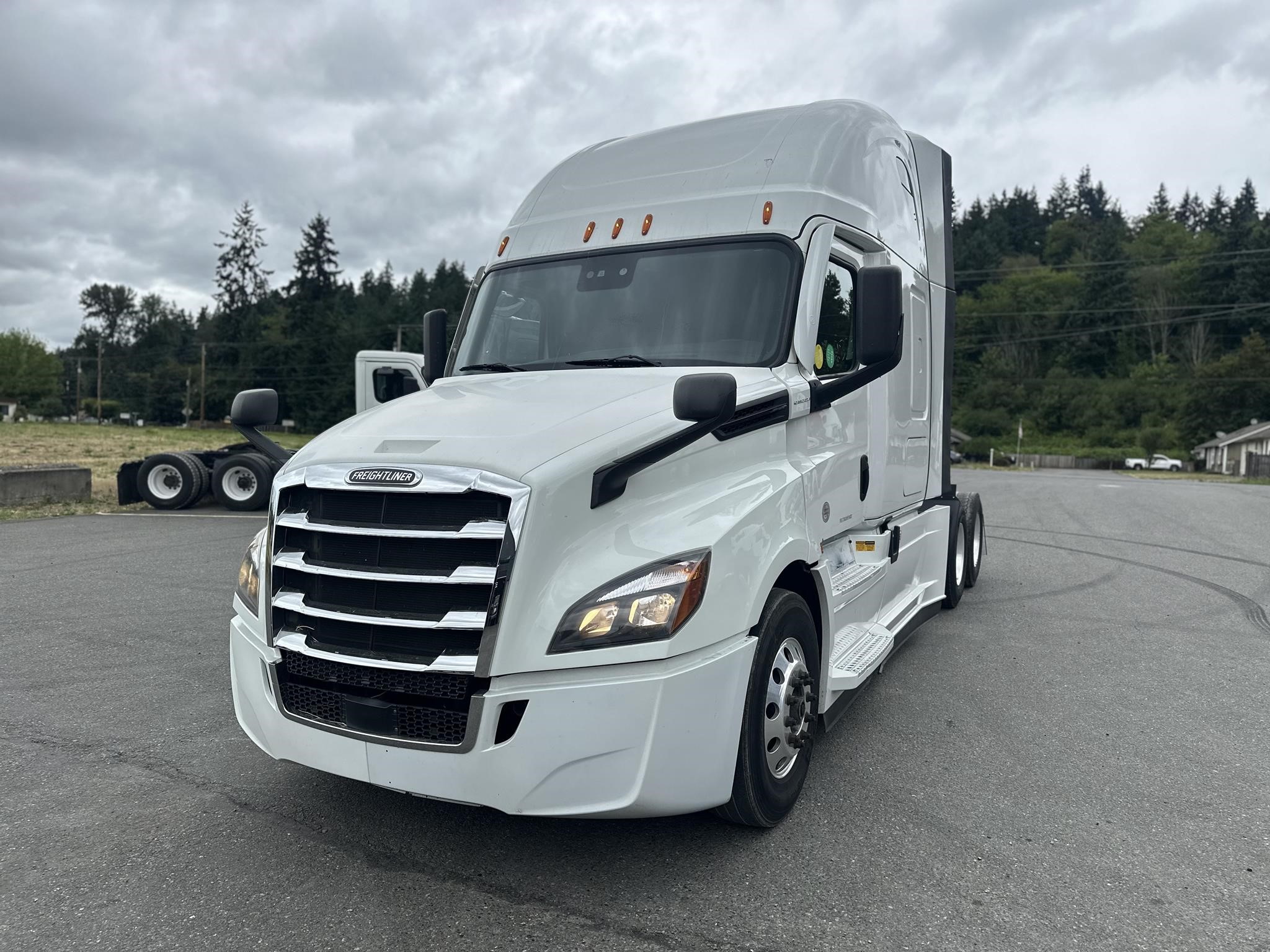 2020 FREIGHTLINER CASCADIA 126 - image 1 of 6