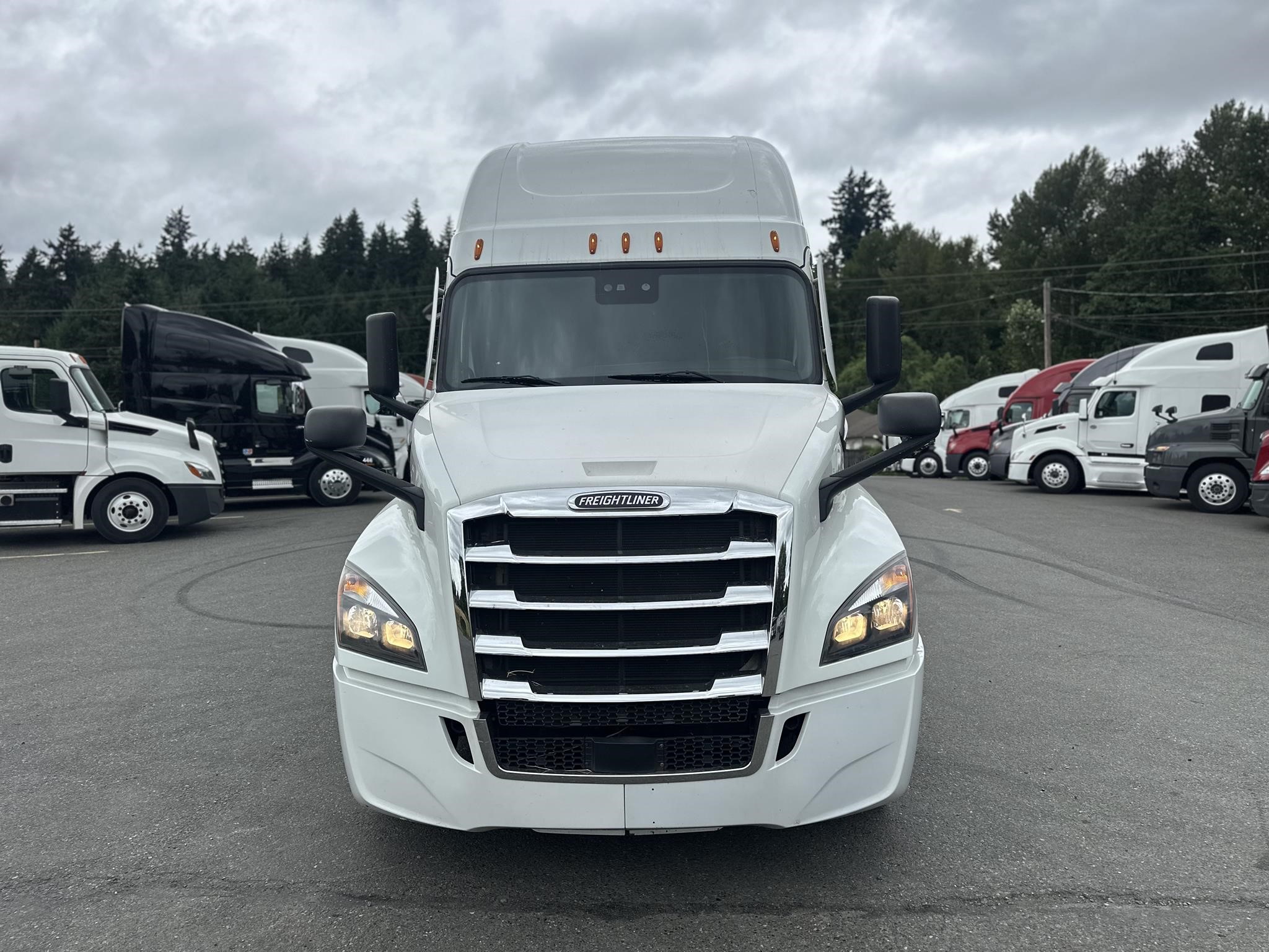 2020 FREIGHTLINER CASCADIA 126 - image 2 of 6