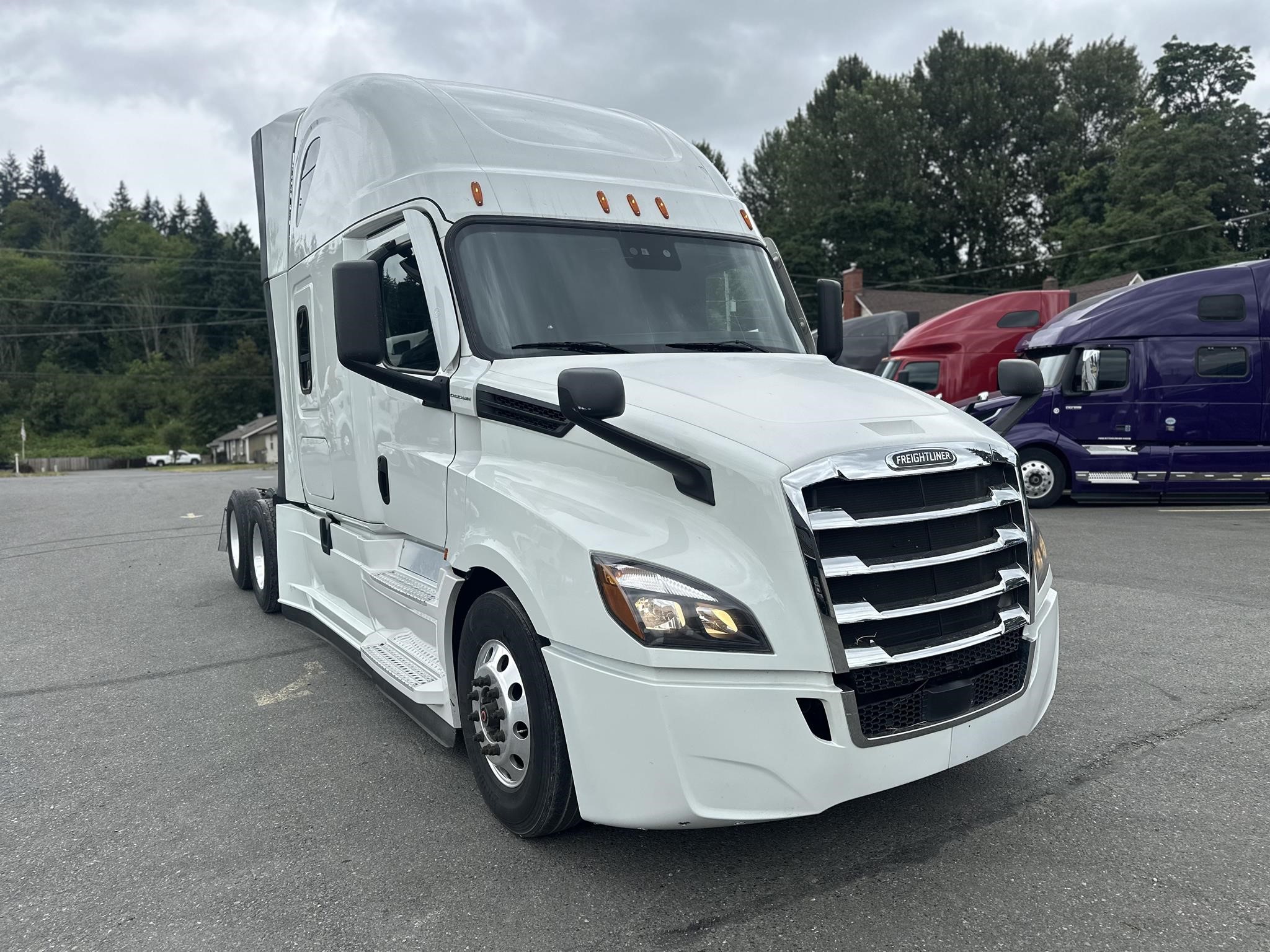 2020 FREIGHTLINER CASCADIA 126 - image 3 of 6