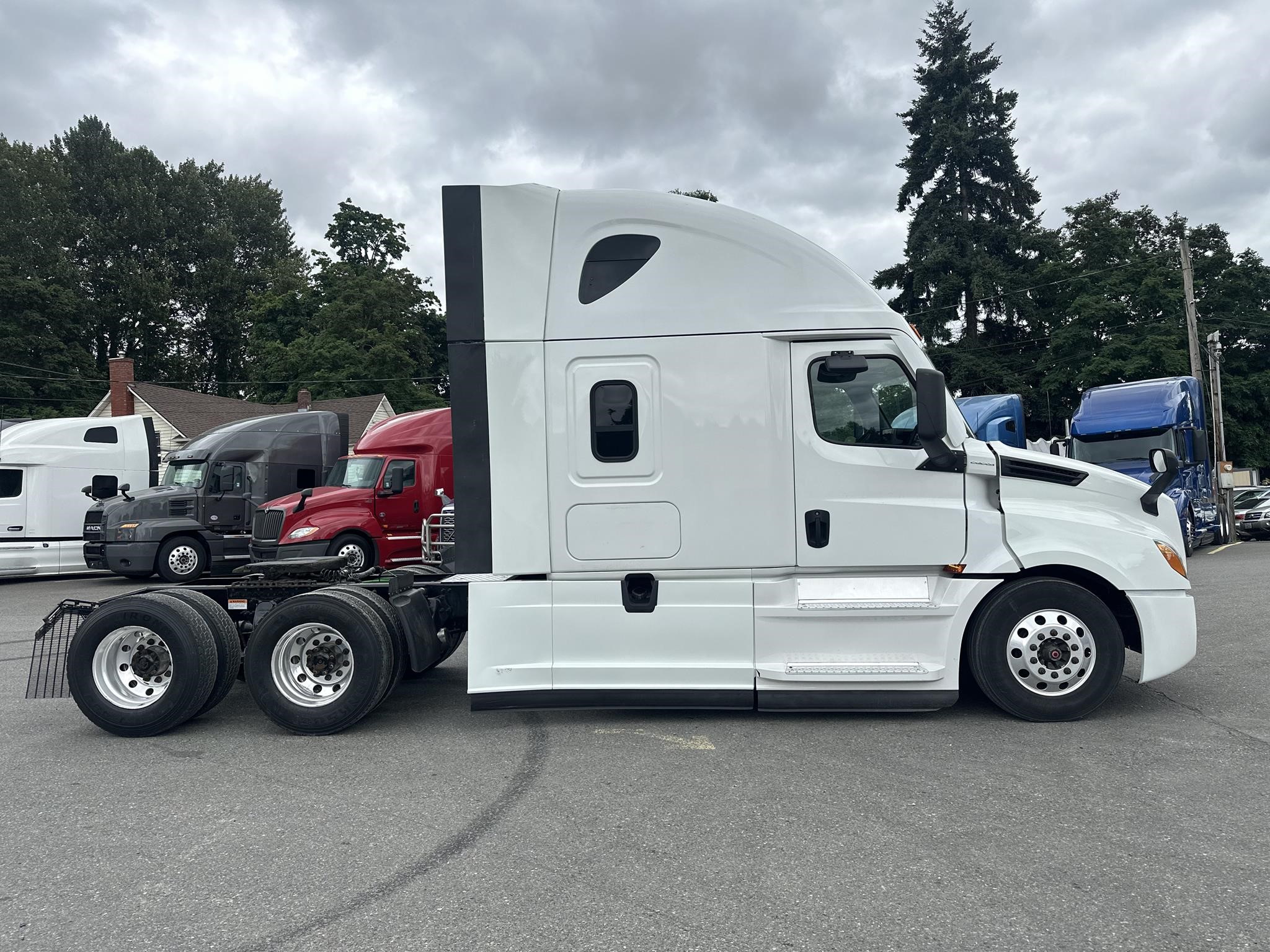 2020 FREIGHTLINER CASCADIA 126 - image 4 of 6