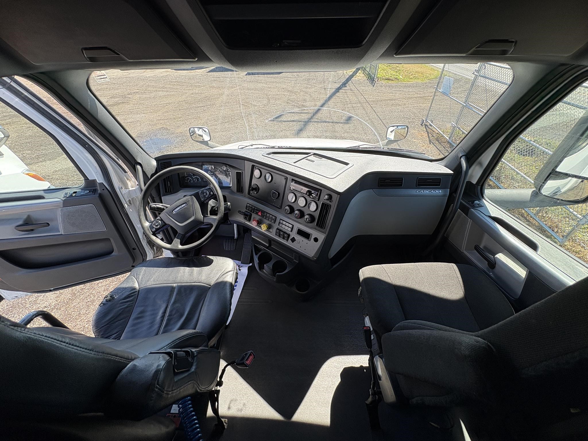 2019 FREIGHTLINER CASCADIA 126 2019 FREIGHTLINER CASCADIA 126 - image 4 of 6